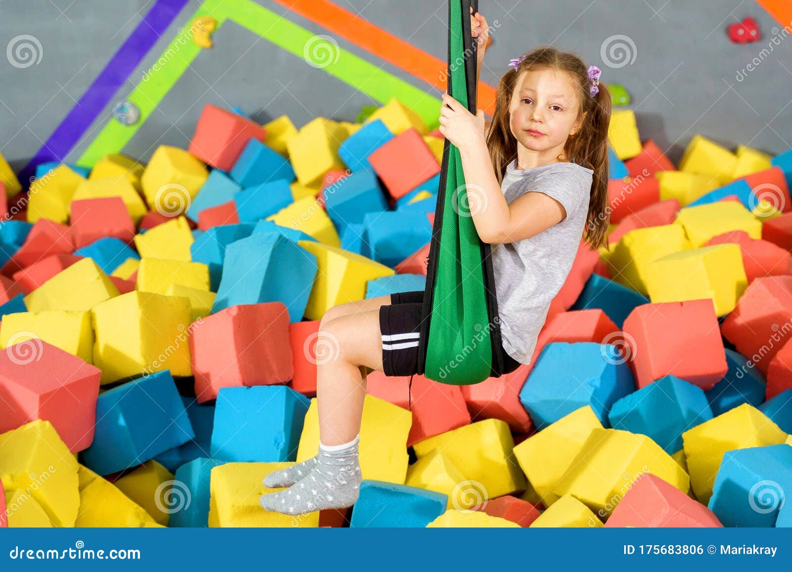 Bambini Che Giocano Con Cubi Morbidi Nella Piscina a Secco in Un Centro Di  Gioco. Parco Giochi Con Blocchi Di Schiuma in Un Club T Fotografia Stock -  Immagine di schiuma, colorato