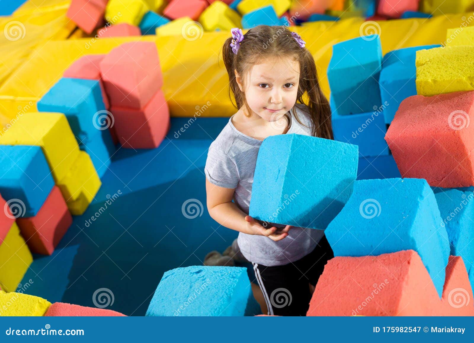 Bambini Che Giocano Con Cubi Morbidi Nella Piscina a Secco in Un