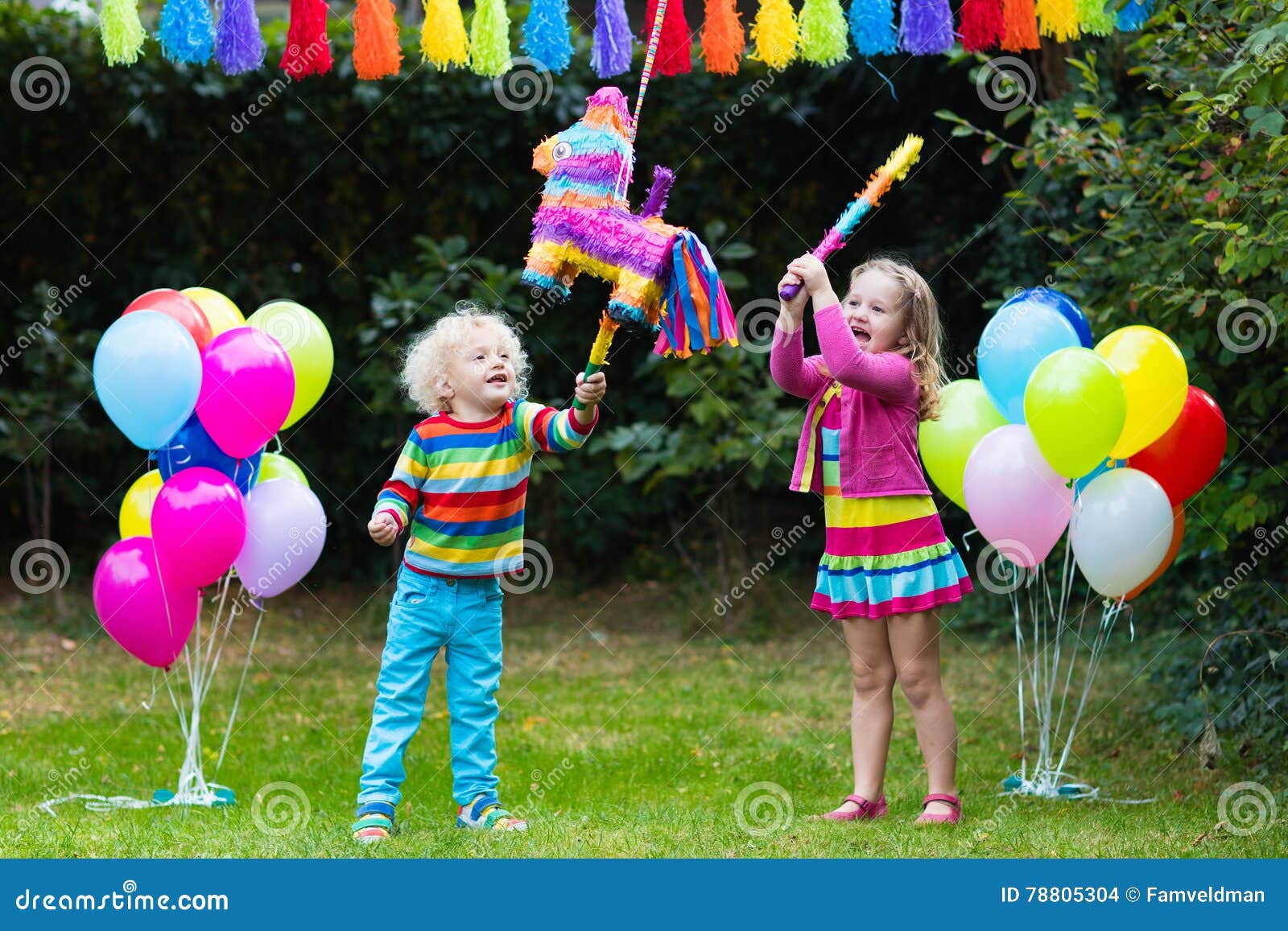 Bambini Che Giocano Con Il Pinata Di Compleanno Fotografia Stock - Immagine  di carino, casella: 78805304