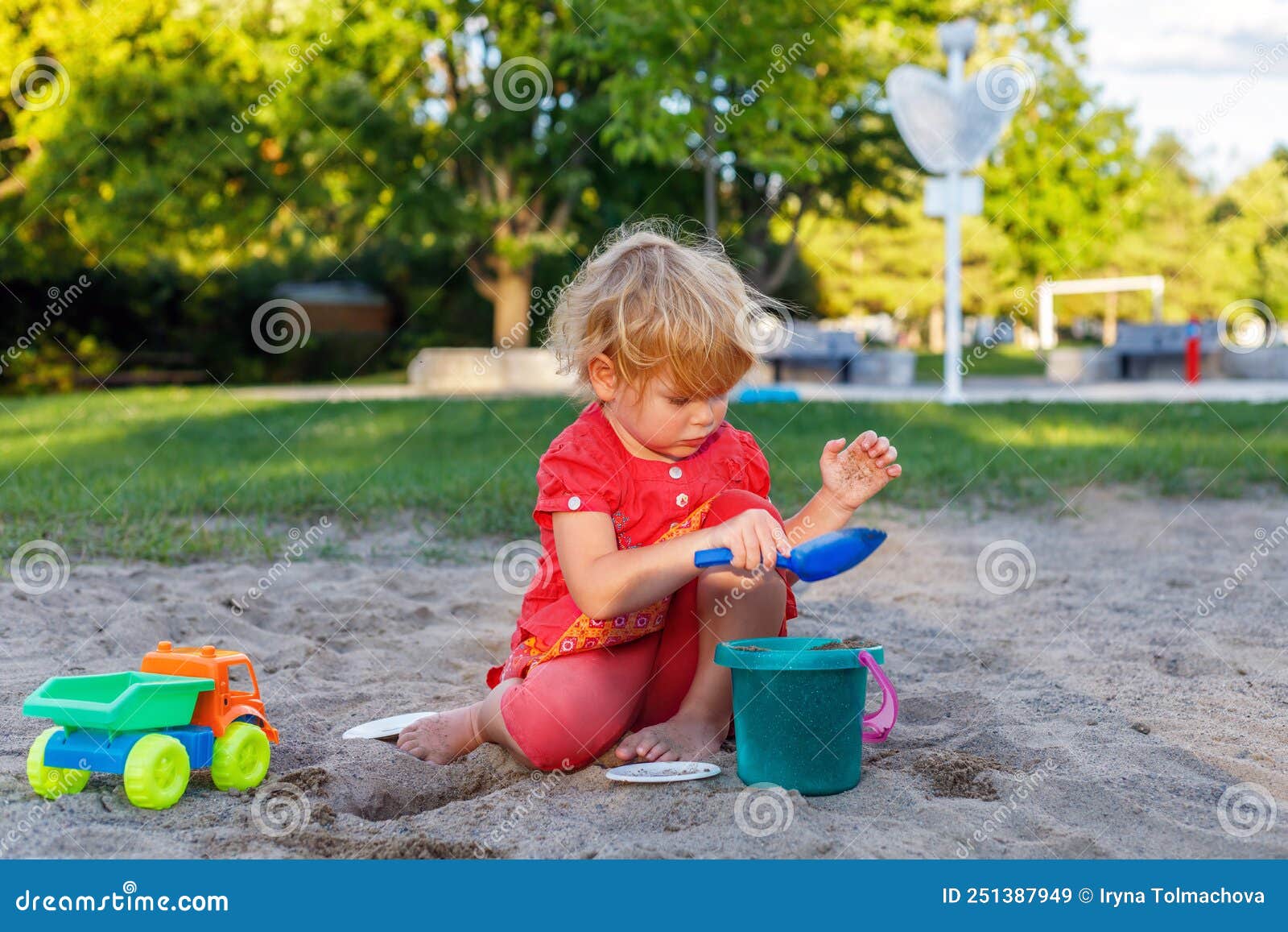 Bambina giocare Sandbox Parco giochi Digging sabbia Shovel