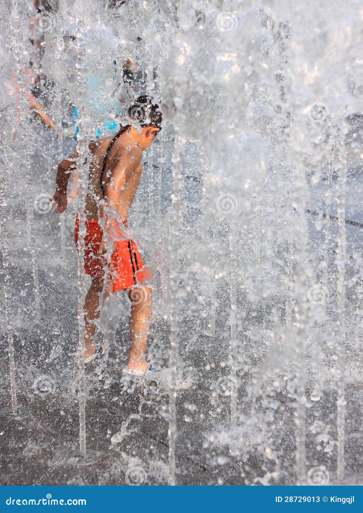 Bambini che giocano in fontane alla sosta, Shenzhen, porcellana
