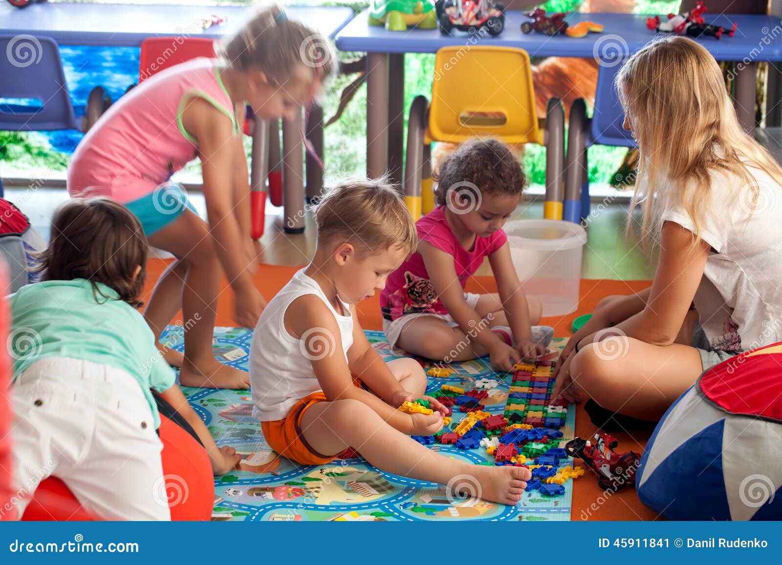 Bambini Che Giocano Nella Scuola Materna Immagine Stock Immagine Di Insegnante Logica