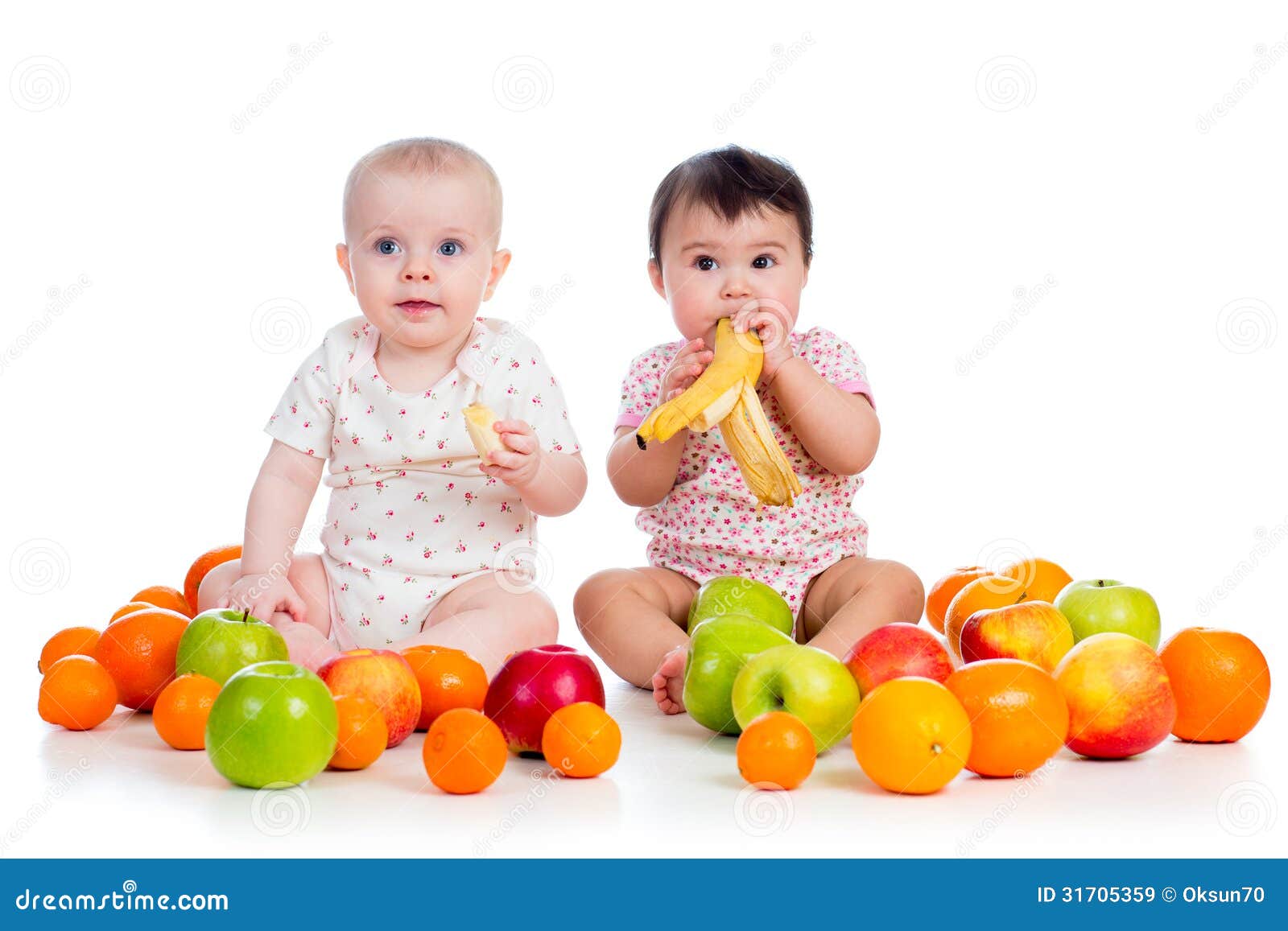 Bambini Che Mangiano Frutti Immagine Stock - Immagine di consumo