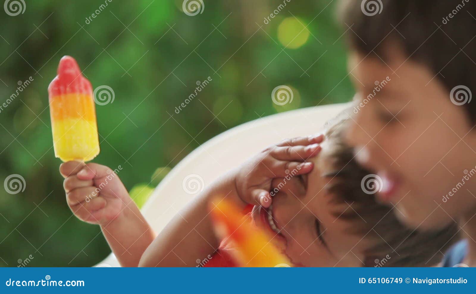 Bambini Che Mangiano Il Gelato Archivi Video Video di bello colore
