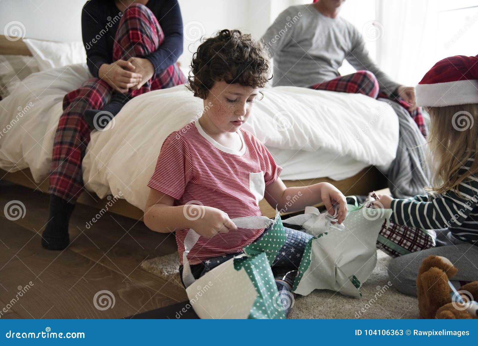 Bambini Che Non Si Relazionano Con Coetanei Bambini Che Non Imballato I Regali Di Natale Immagine Stock - Immagine