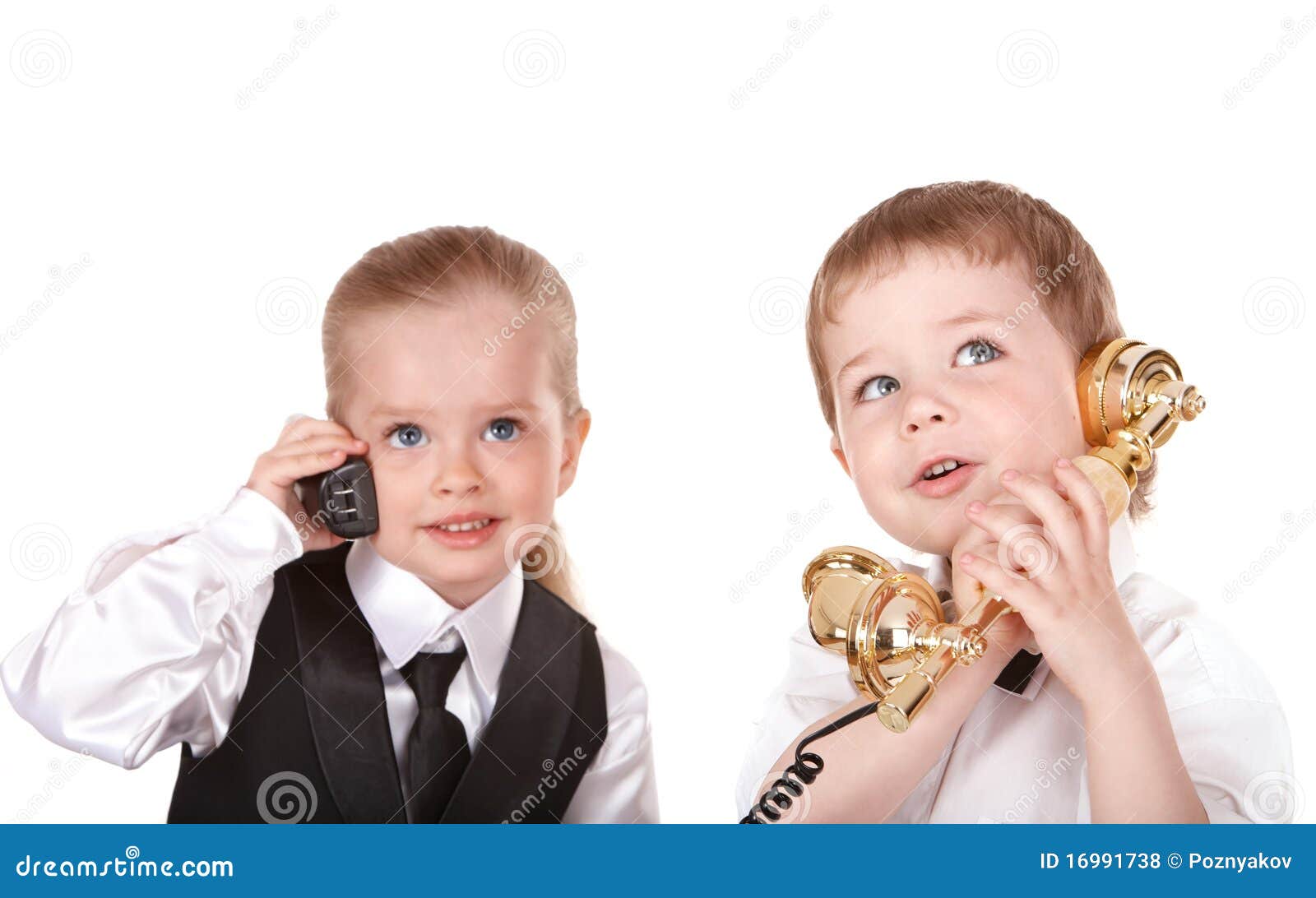 Bambini Che Parlano Per Telefono. Fotografia Stock Immagine di coppie
