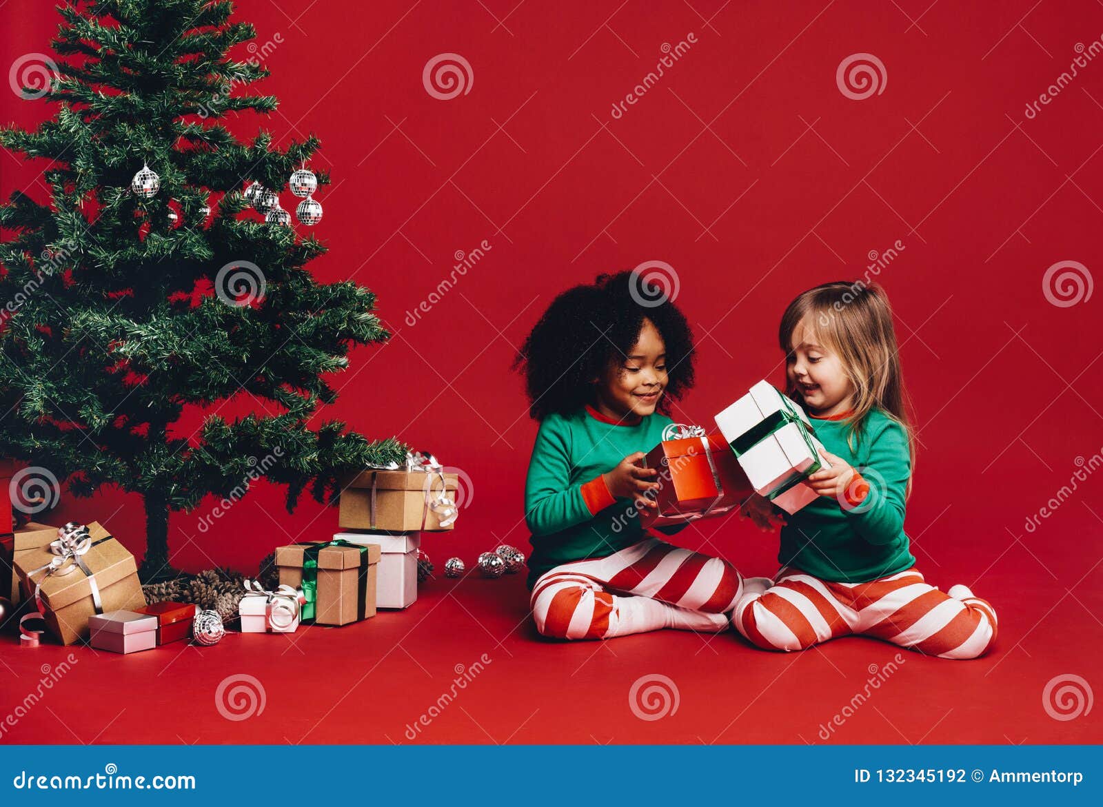 Stock Regali Di Natale.Bambini Che Scambiano I Regali Di Natale Fotografia Stock Immagine Di Felice Natale 132345192