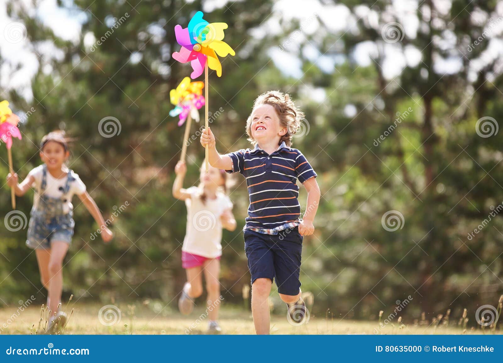 Bambini con le girandole fotografia stock. Immagine di pinze - 80635000