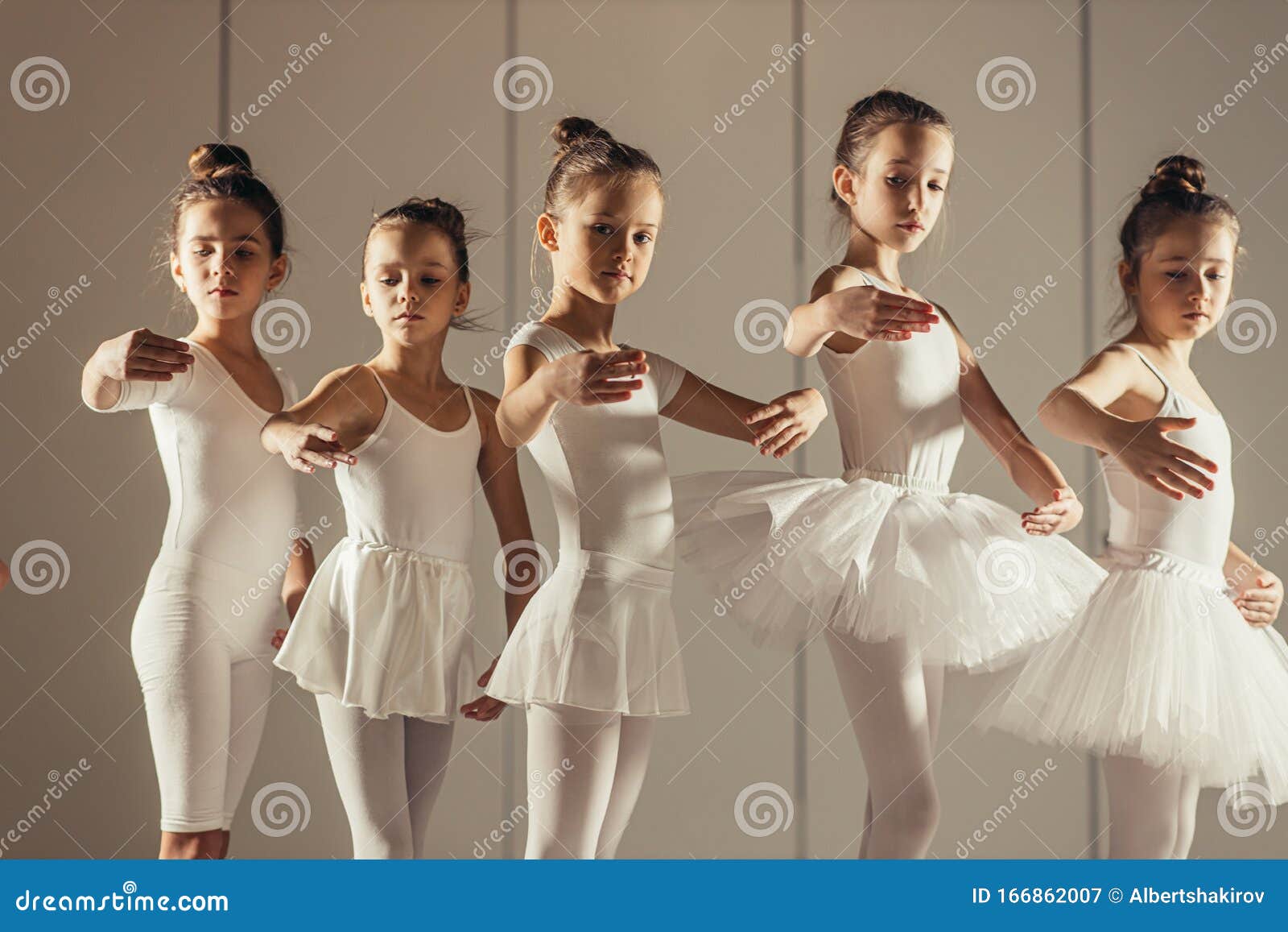 Bambini Da Ballo Diliganti Sognano Di Diventare Grandi Ballerine Immagine  Stock - Immagine di ragazza, ballerino: 166862007