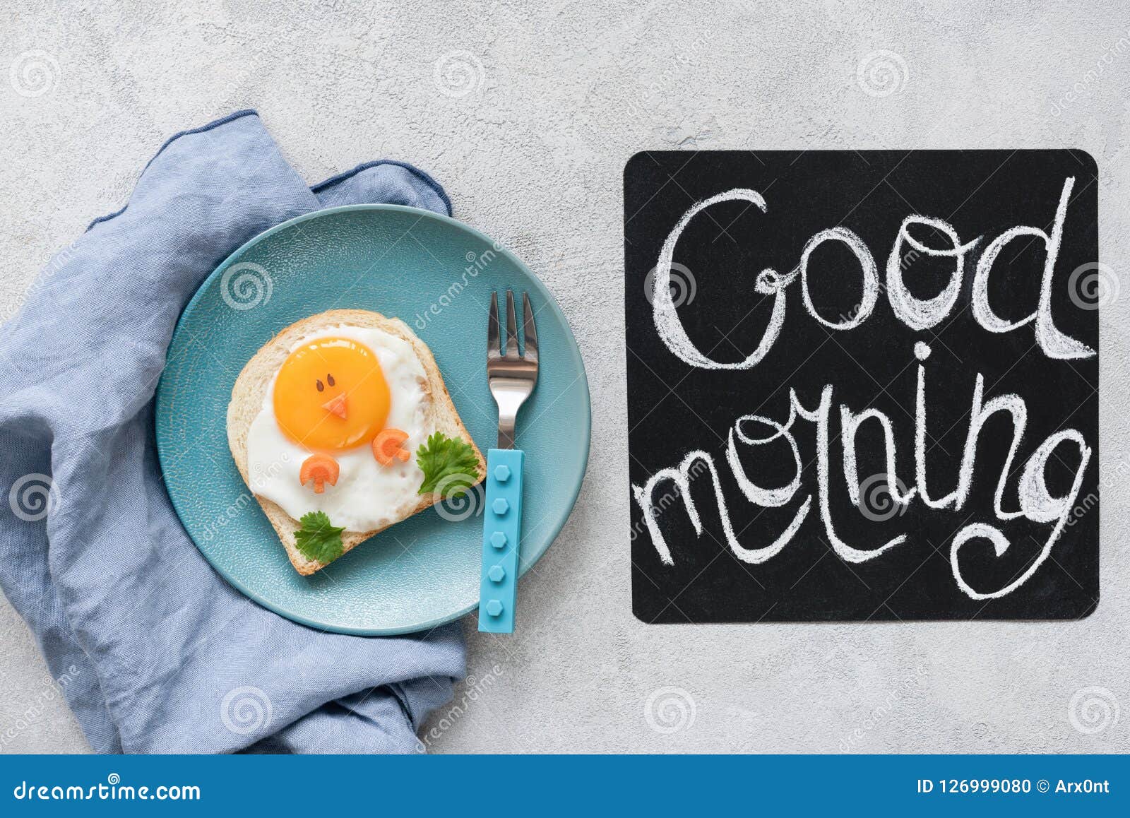 Bambini Dell Alimento Di Prima Colazione Pane Tostato Divertente Con L Uovo Ed Il Testo Di Buongiorno Fotografia Stock Immagine Di Pane Galline