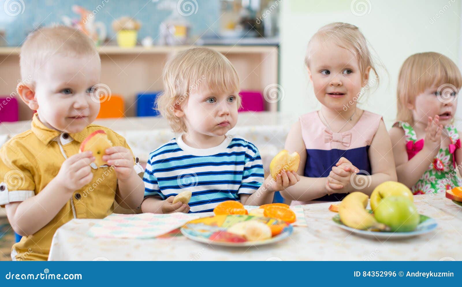 Bambini Divertenti Che Mangiano Frutti Nella Stanza Dinning Di Asilo Fotografia Stock Immagine Di Gioia Divertimento