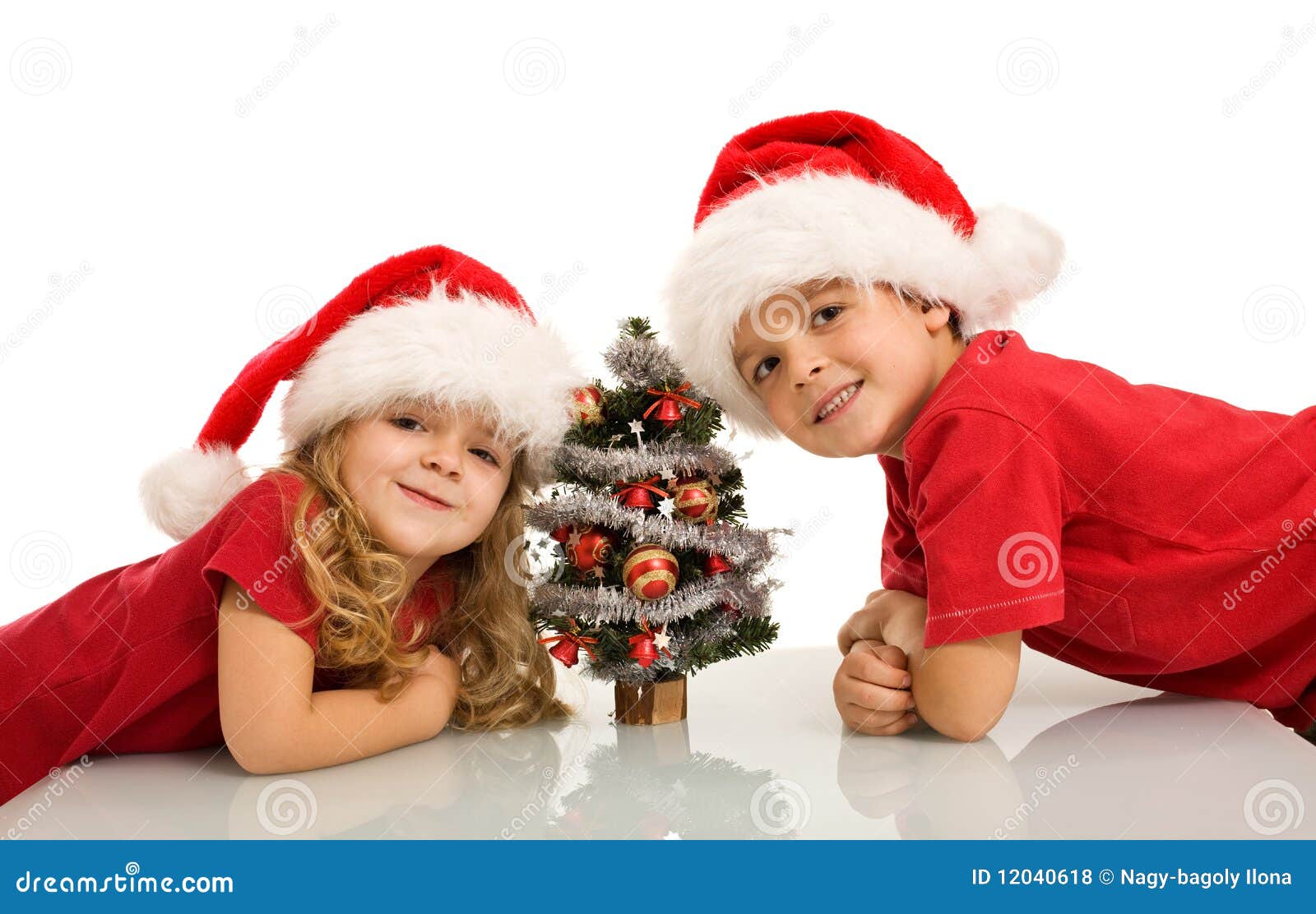 Foto Di Bambini A Natale.Bambini Felici Con Il Piccolo Albero Di Natale Fotografia Stock Immagine Di Baubles Gioia 12040618