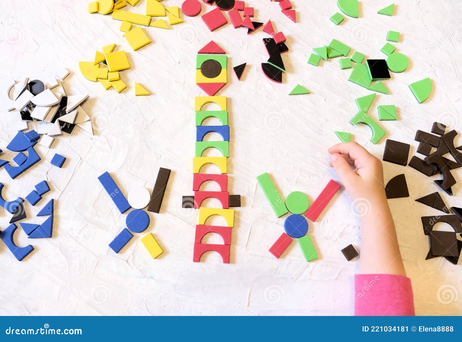 Bambini Mosaici Un Gioco Per La Creatività Ragazzina Che Gioca Con