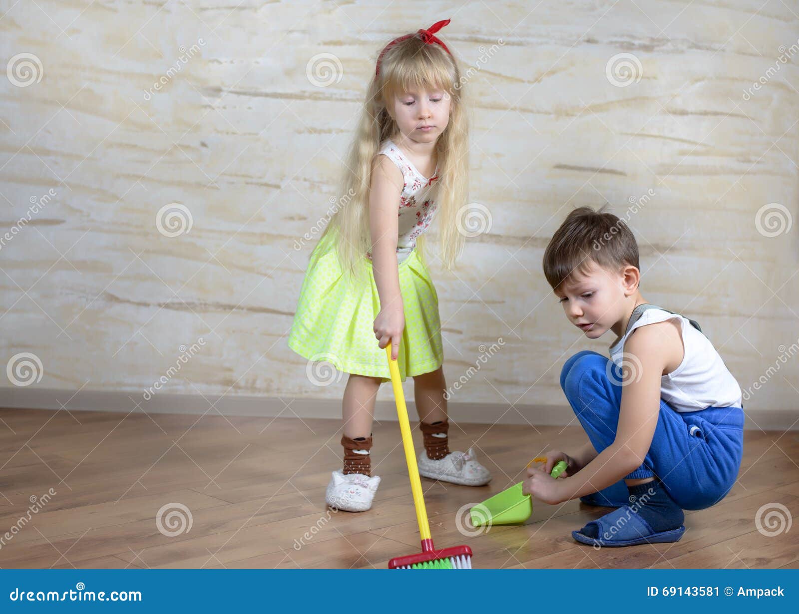 Bambini Svegli Che Usando La Scopa E Paletta Per La Spazzatura Del  Giocattolo Immagine Stock - Immagine di amici, domestico: 69143581