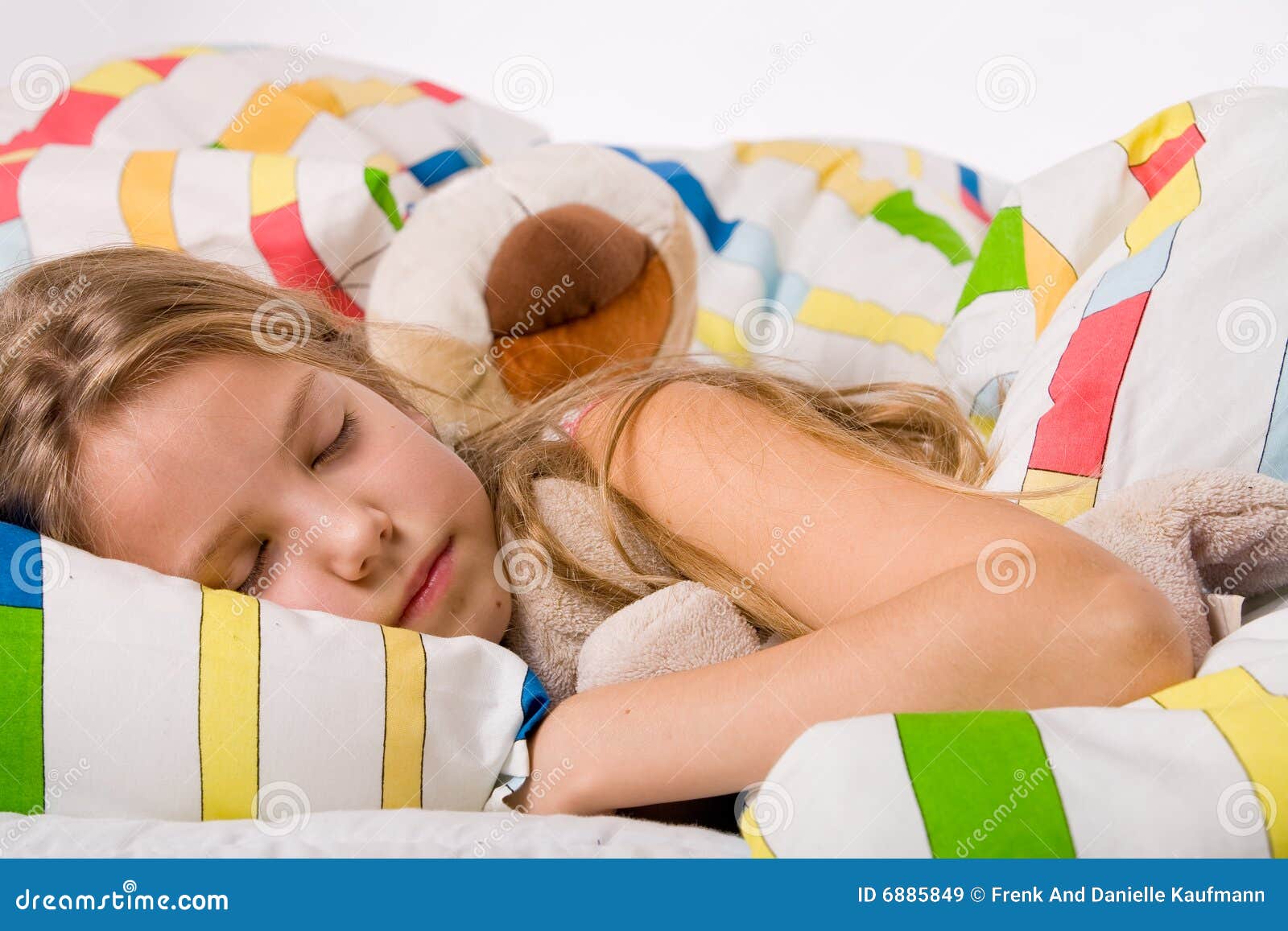 Bambino addormentato sveglio. Giovane bambino sveglio addormentato in una base variopinta