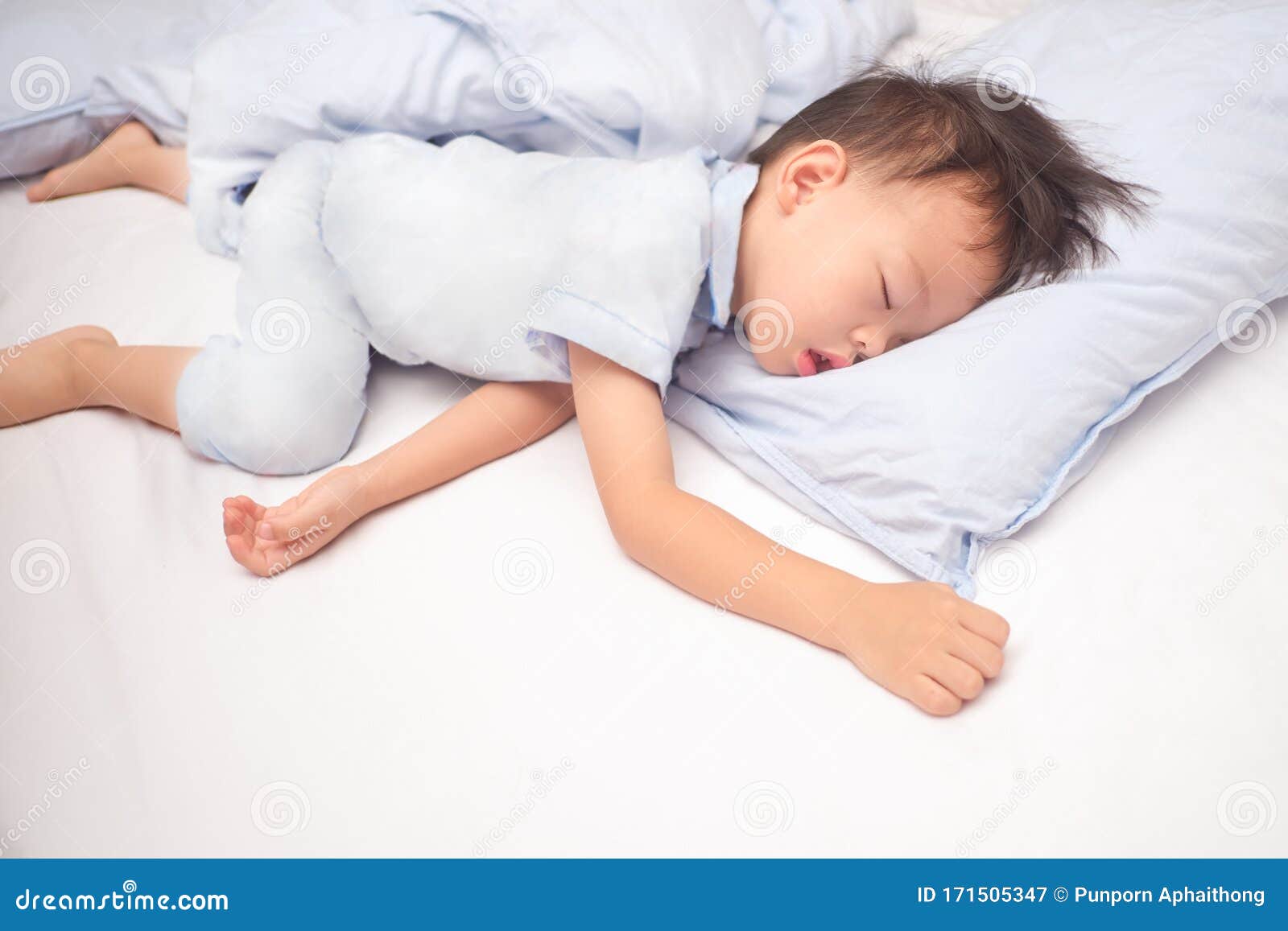 Bambino Asiatico Di 3 - 4 Anni, Bambino Di Pajama, Dorme / Fa Un Pisolino  Su Un Cuscino Blu a Letto Immagine Stock - Immagine di carino, ragazzo:  171505347