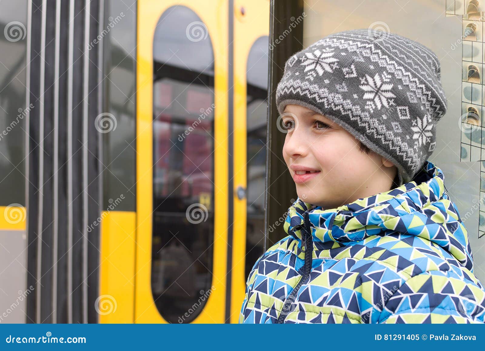 Bambino Che Aspetta Un Treno O Un Tram Immagine Stock - Immagine di bambino,  occhi: 81291405