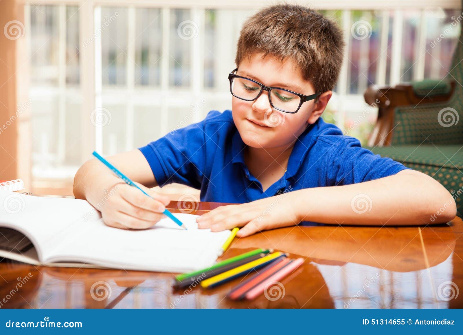 Bambino che colora alcuni disegni Libera da Diritti