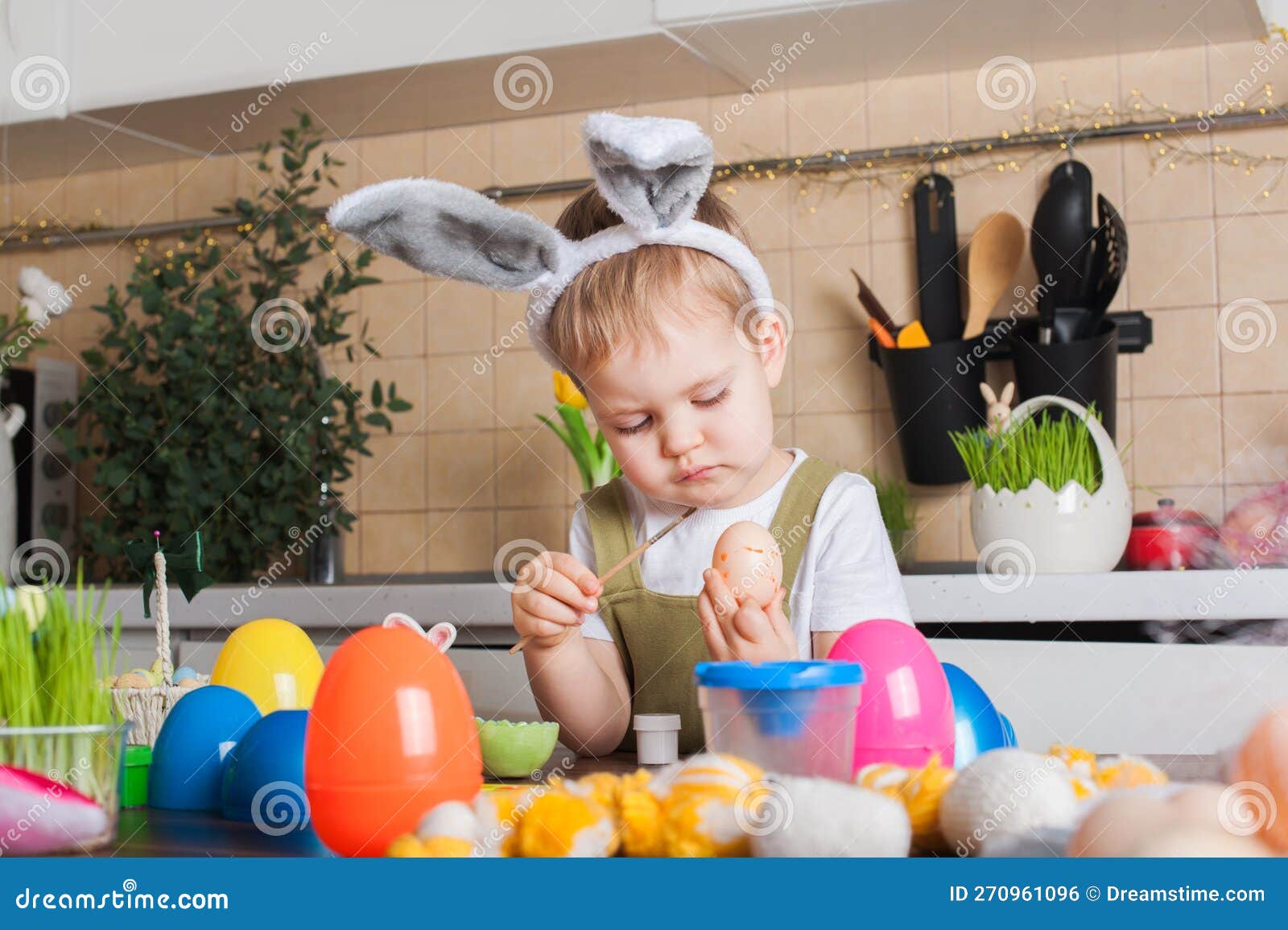 Tradizioni Pasquali Italiane Per Bambini Bambino Che Dipinge Un Uovo Di Pasqua. Le Tradizioni Pasquali E L
