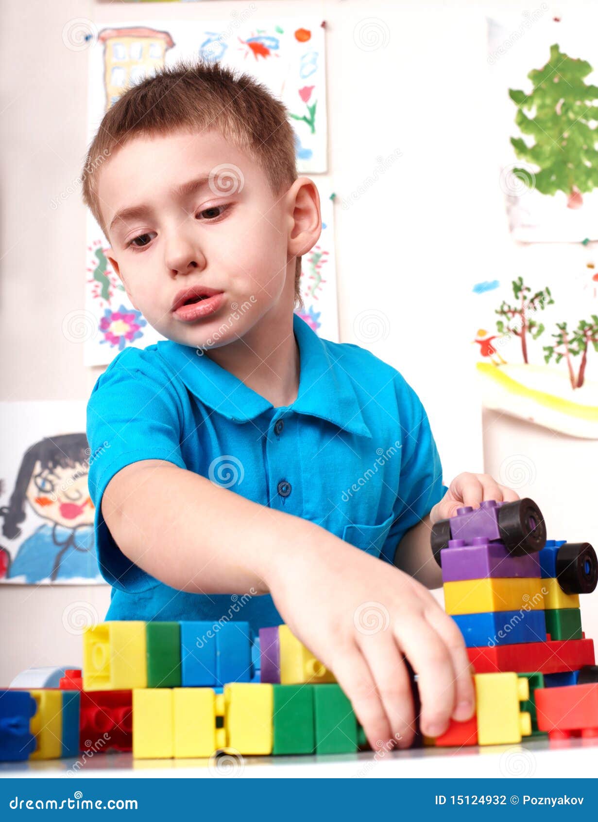 Bambino Che Gioca Il Blocchetto Di Lego E L'insieme Della Costruzione.  Fotografia Stock - Immagine di lego, insieme: 15124932