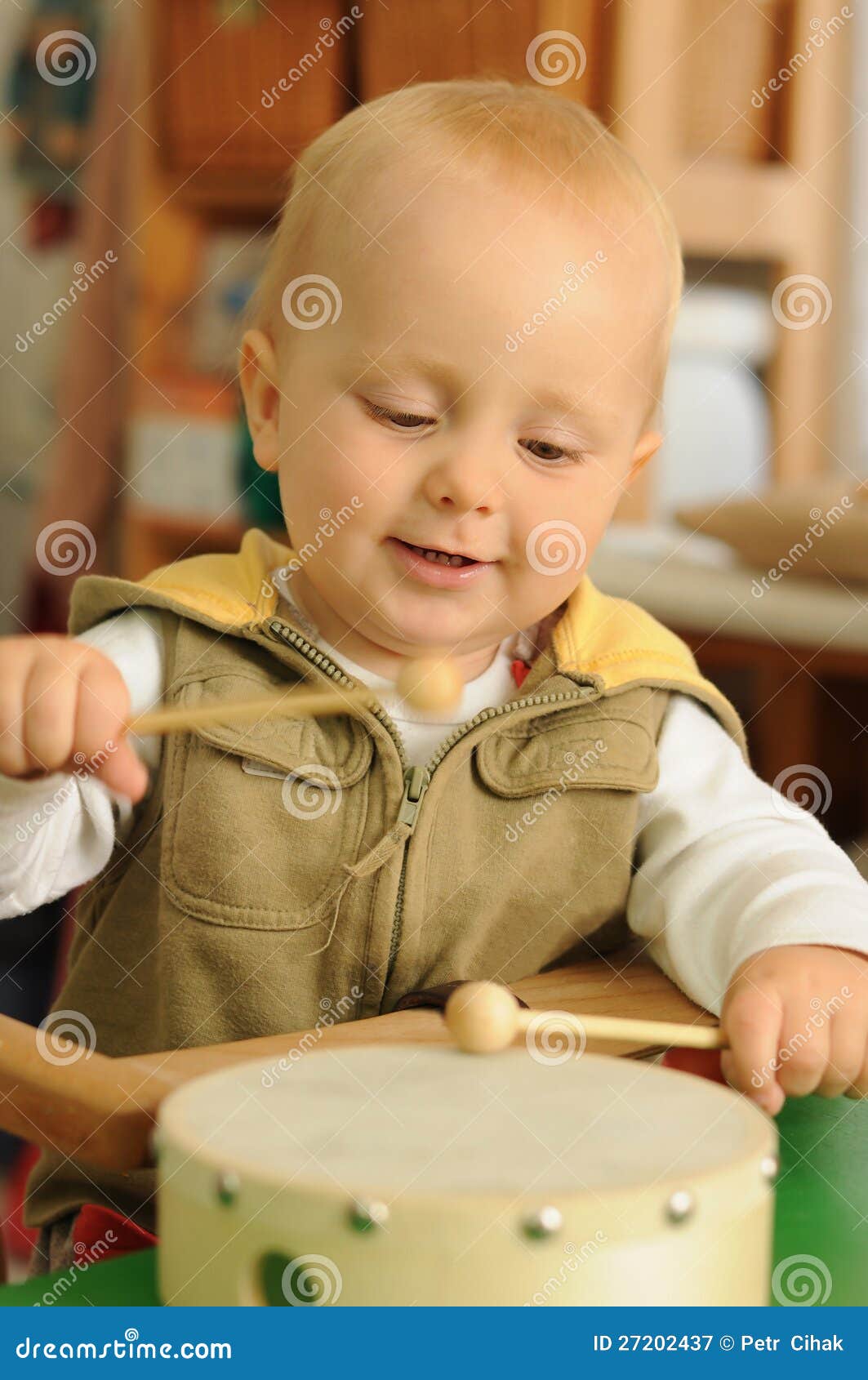 Bambino Che Gioca Sul Tamburo Immagine Stock Immagine di sorriso