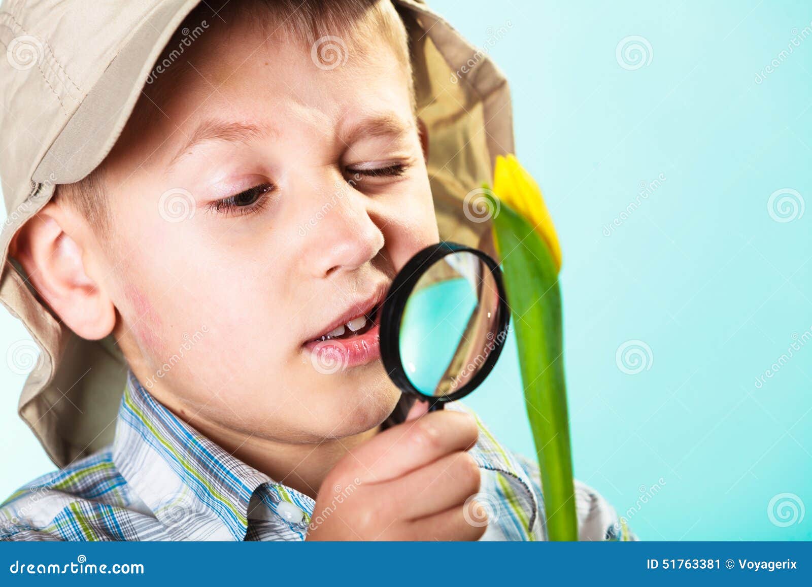 Ragazzino guardando attraverso lente di ingrandimento bambino curioso  giochi con - foto d'archivio 2684023