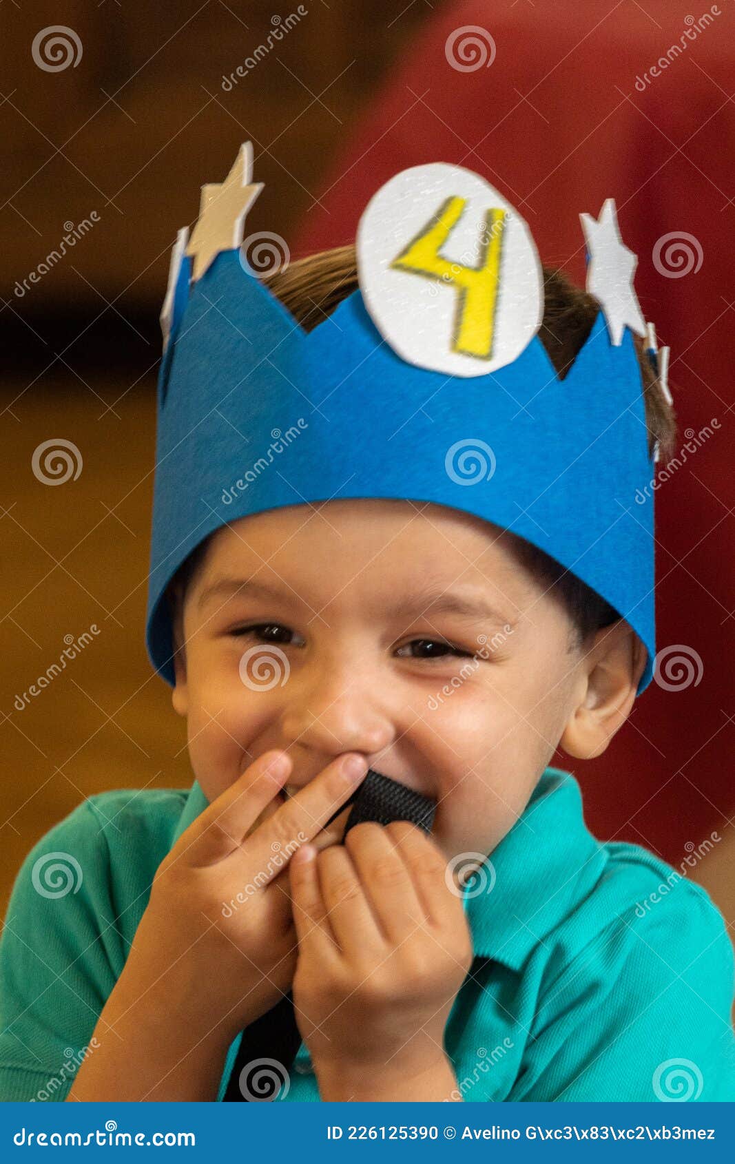 Bambino Che Indossa Una Corona Di Compleanno Fatta a Mano Con La 4 Faccia  Sorridente E Si Copre La Bocca Con Le Mani Fotografia Stock - Immagine di  obbligazione, gioco: 226125390