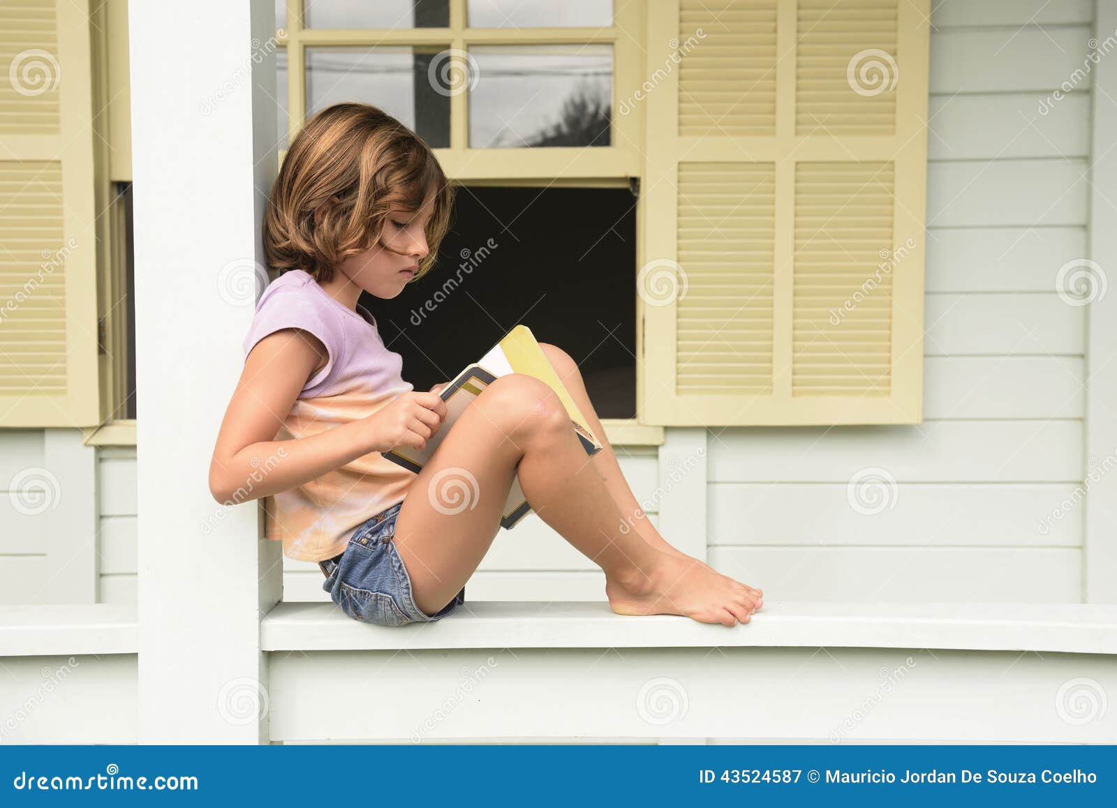Sognare Bambino Che Cade Dal Balcone Bambino Che Legge Un Libro Sul Balcone Immagine Stock - Immagine di