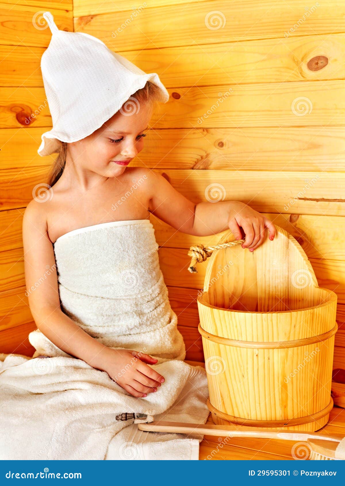 Bambino Che Si Rilassa Alla Sauna. Immagine Stock Immagine di benna