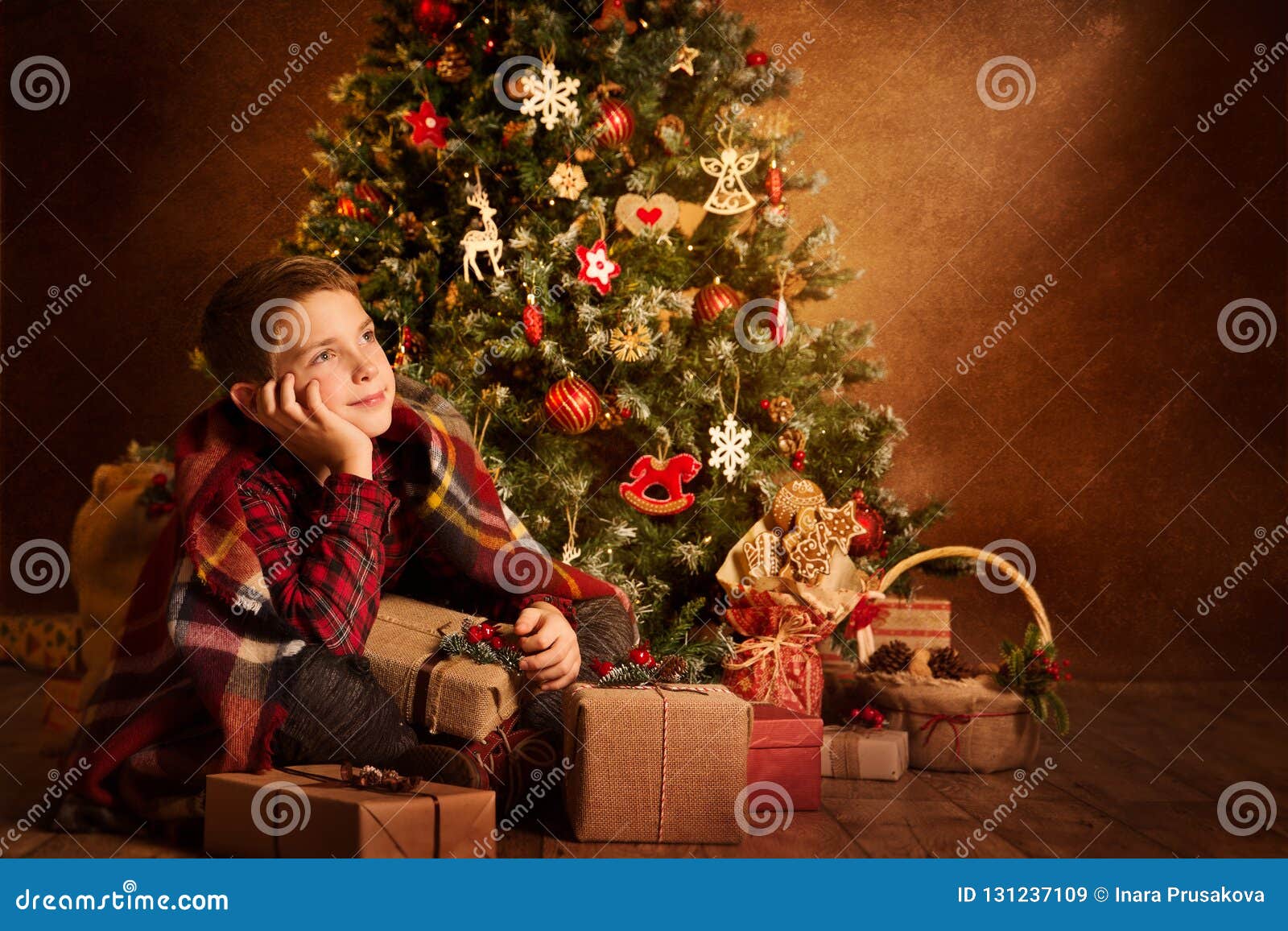 Natale Sotto L Albero.Bambino Che Sogna Sotto L Albero Di Natale Bambino Di Natale Del Ragazzo Del Buon Anno Immagine Stock Immagine Di Background Adorable 131237109