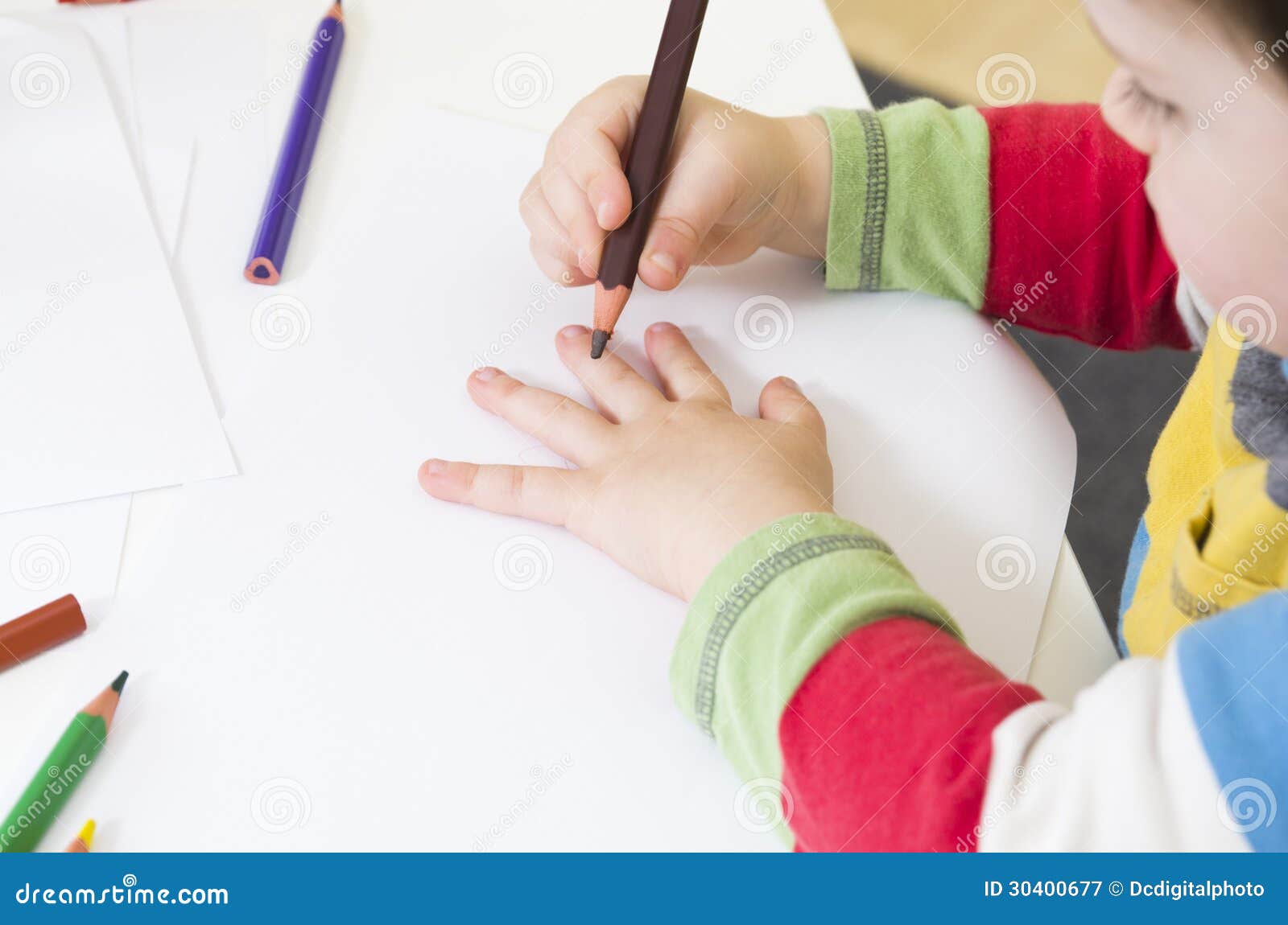 Bambino Circa Per Disegnare Un Profilo Della Sua Mano