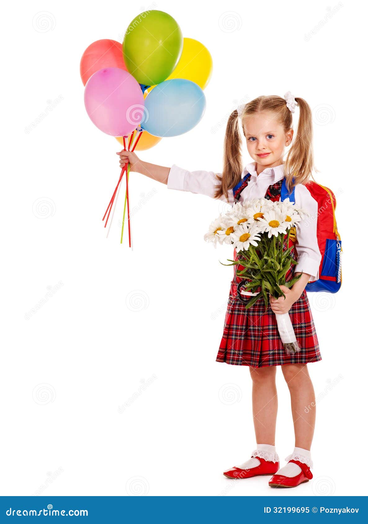 Bambino con lo zaino. Bambino con il pallone della tenuta dello zaino. Isolato.