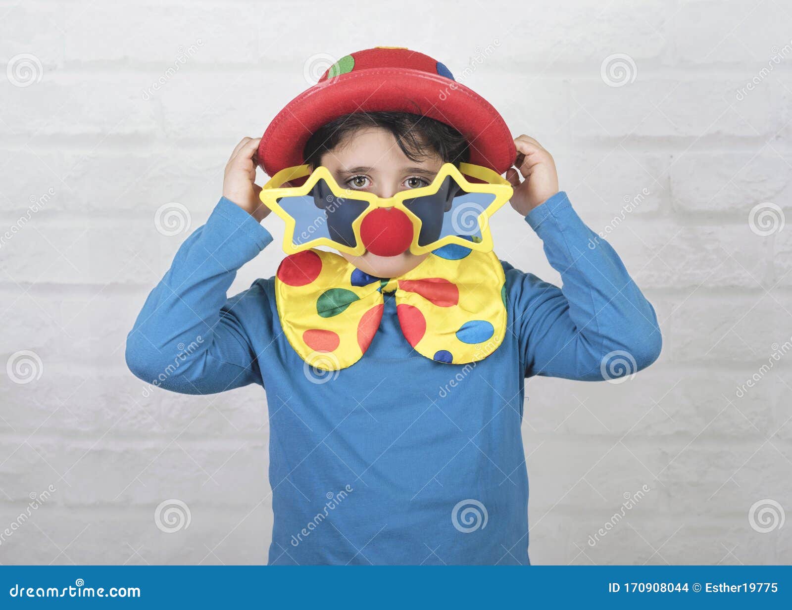Bambino Con Naso Da Pagliaccio E Occhiali Divertenti Fotografia Stock -  Immagine di cappello, felicità: 170908044