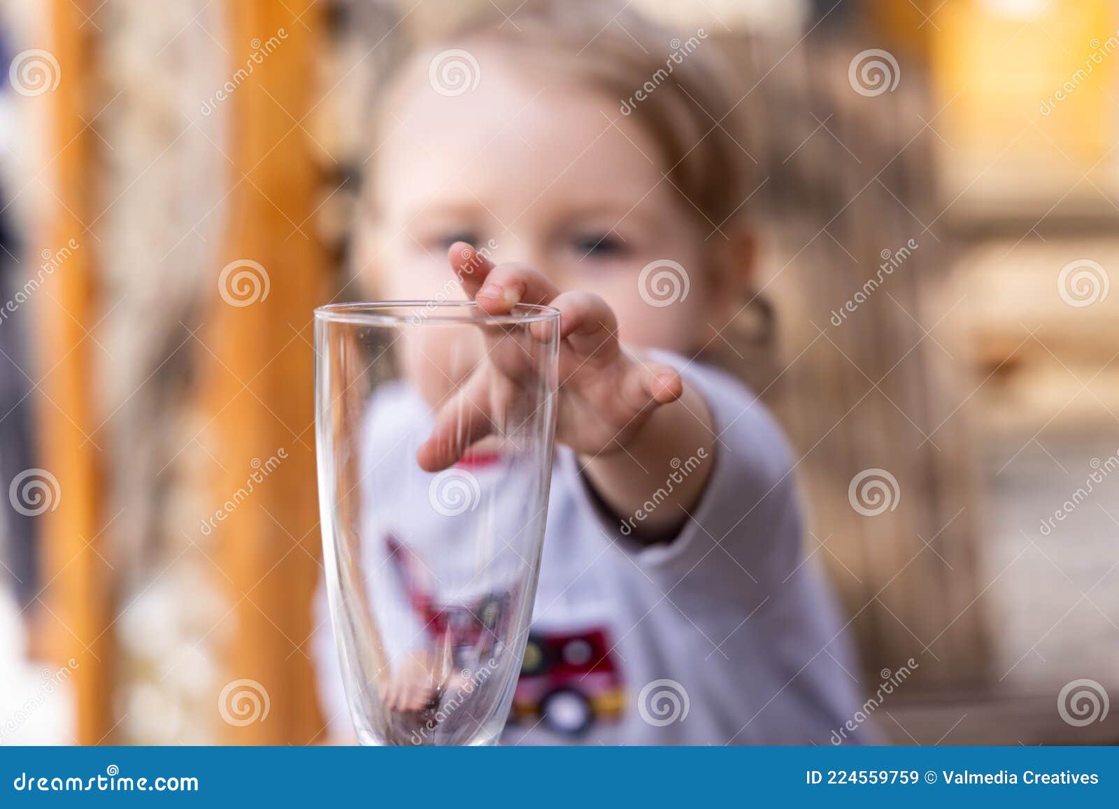 Bambino Curioso Che Sta Raggiungendo Un Bicchiere Vuoto Immagine Stock -  Immagine di mano, afferrare: 224559759