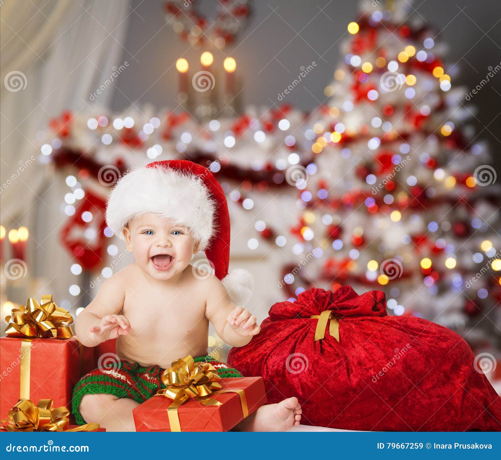 Foto Bambini Di Natale.Bambino Di Natale In Santa Hat Regalo Del Presente Di Natale Dei Bambini Immagine Stock Immagine Di Luci Ragazza 79667259