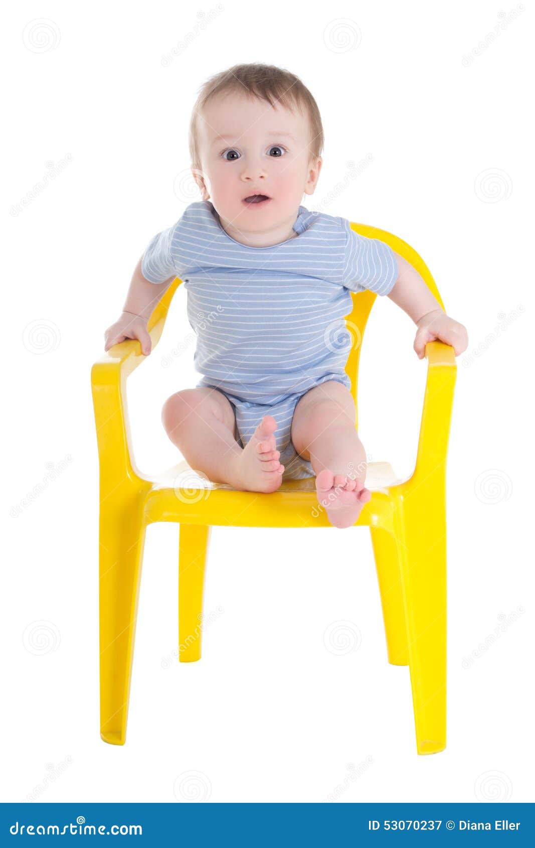 Bambino Divertente Del Neonato Che Si Siede Su Poca Sedia Isolata Su Bianco  Immagine Stock - Immagine di infante, sfondo: 53070237