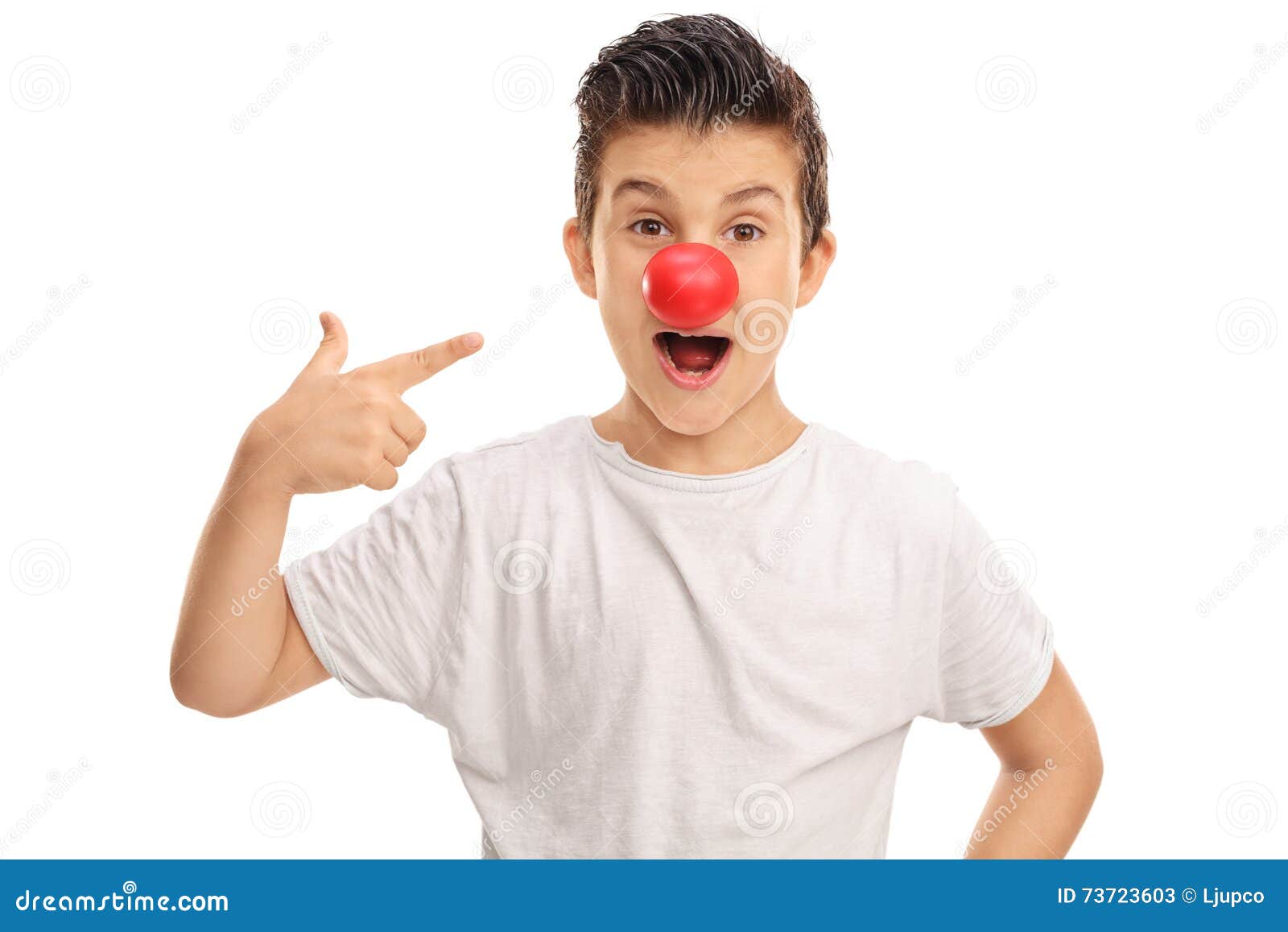 Bambino Emozionante Con Un Naso Rosso Del Pagliaccio Immagine Stock -  Immagine di ridere, pagliaccio: 73723603