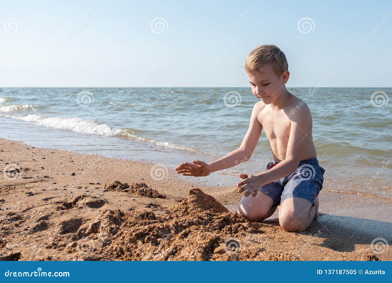 Bambino Felice Che Gioca Con La Sabbia Alla Spiaggia Immagine Stock Immagine Di Lifestyle