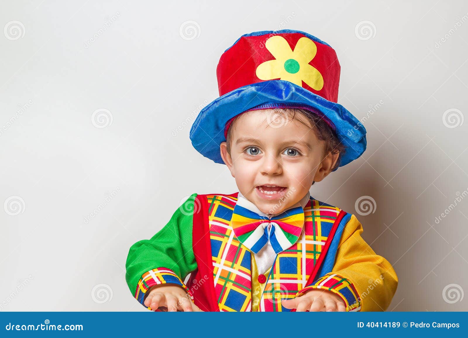 Bambino Nel Vestito Del Pagliaccio Immagine Stock - Immagine di pagliaccio,  celebrazione: 40414189