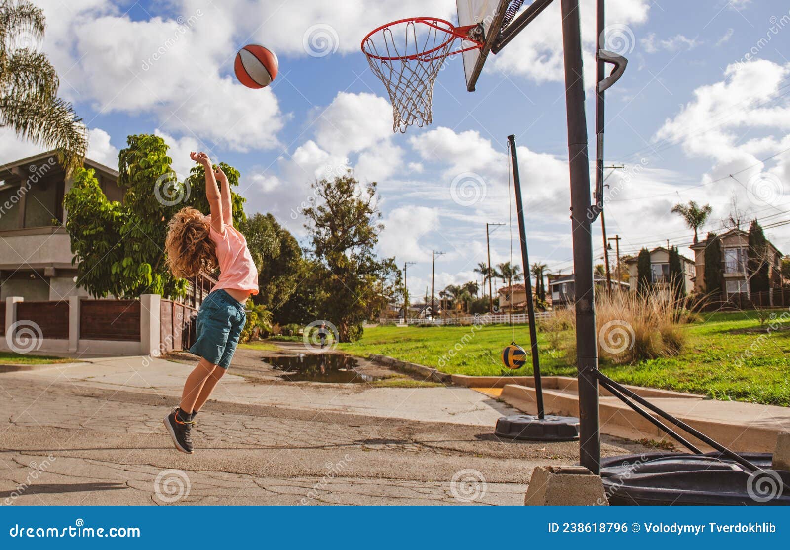 Bambini che giocano a basket fuori