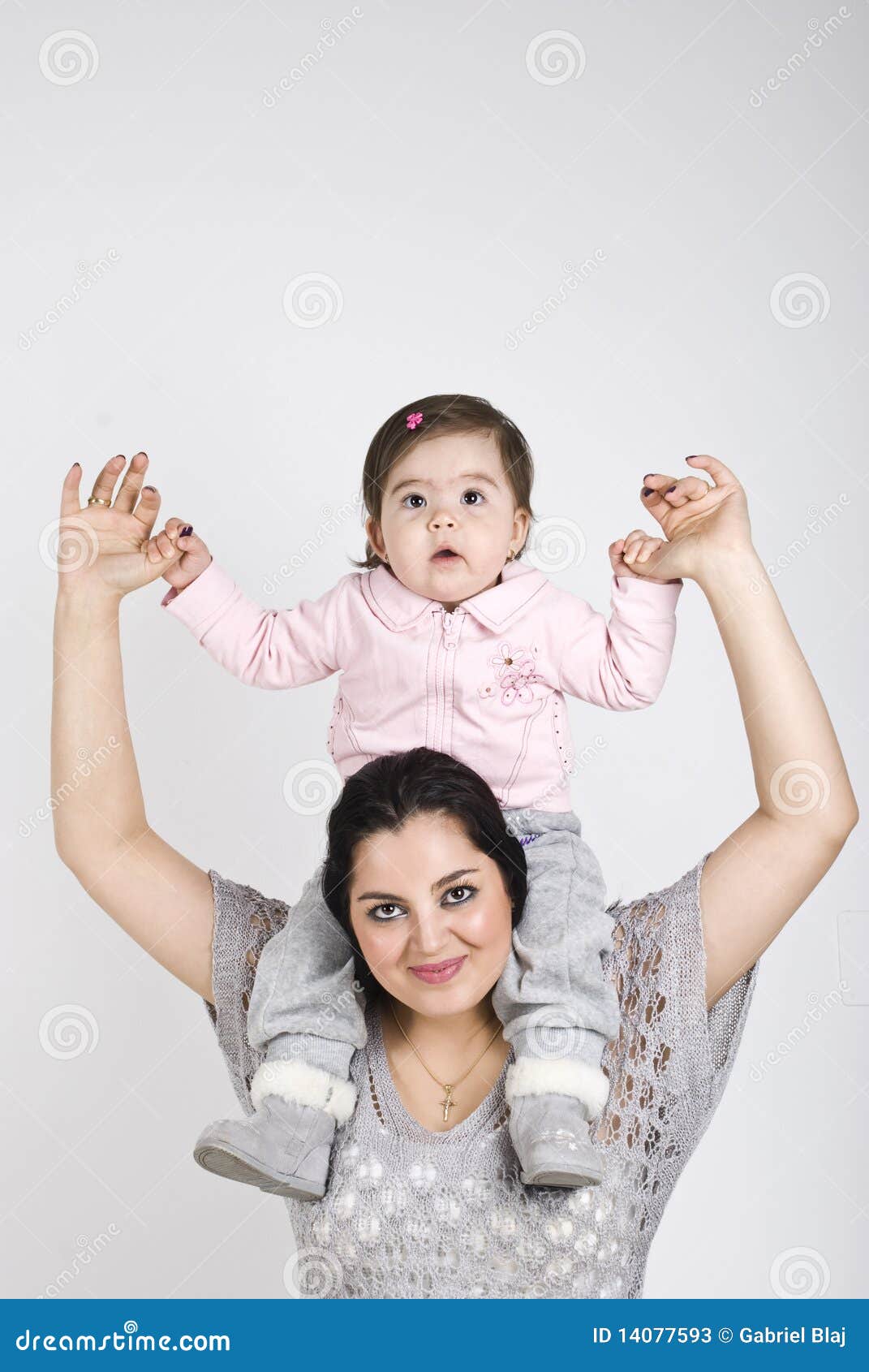 Bambino sulle spalle della madre. La holding della madre la sua neonata sulle sue spalle e sorridere, spazio della copia per il messaggio di testo, controlla egualmente in questa serie dell'accumulazione: <a href="http://www.dreamstime.com/mother--rcollection10142-resi828293">Madre</a>