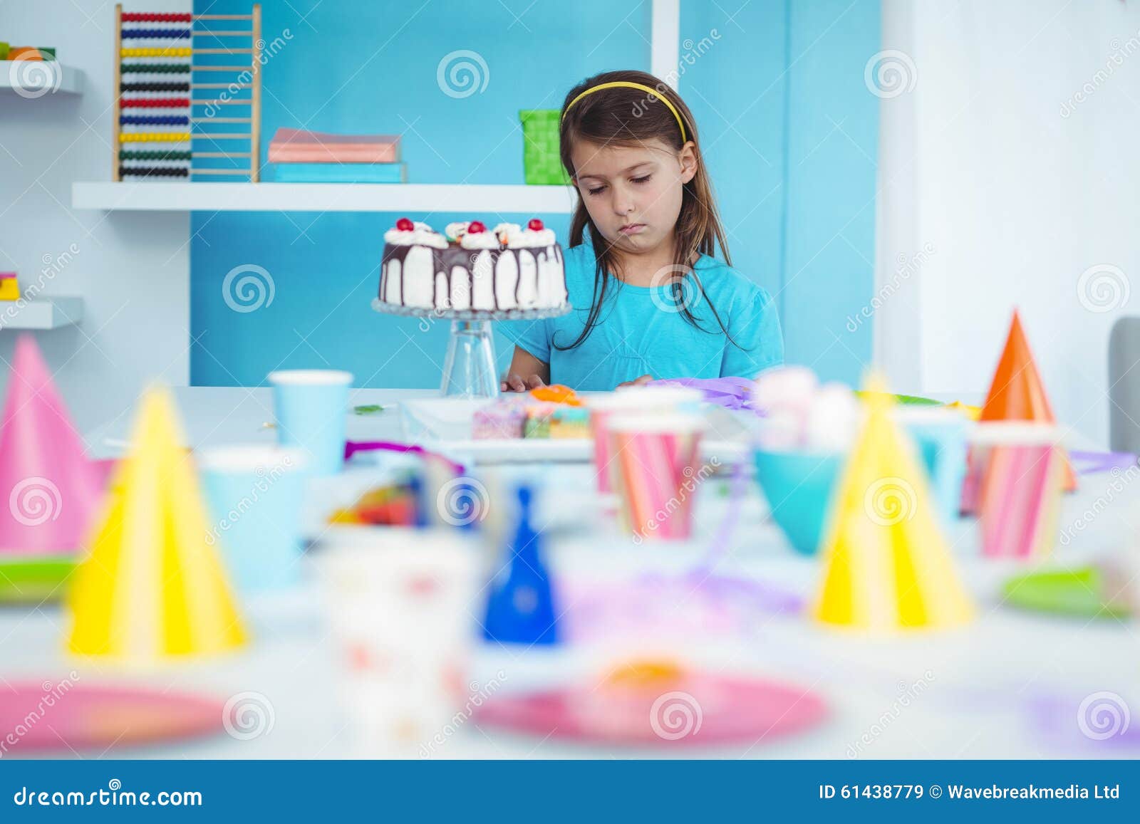 Bambino Triste Da Solo Al Suo Compleanno Immagine Stock Immagine Di Gloominess Mezzo