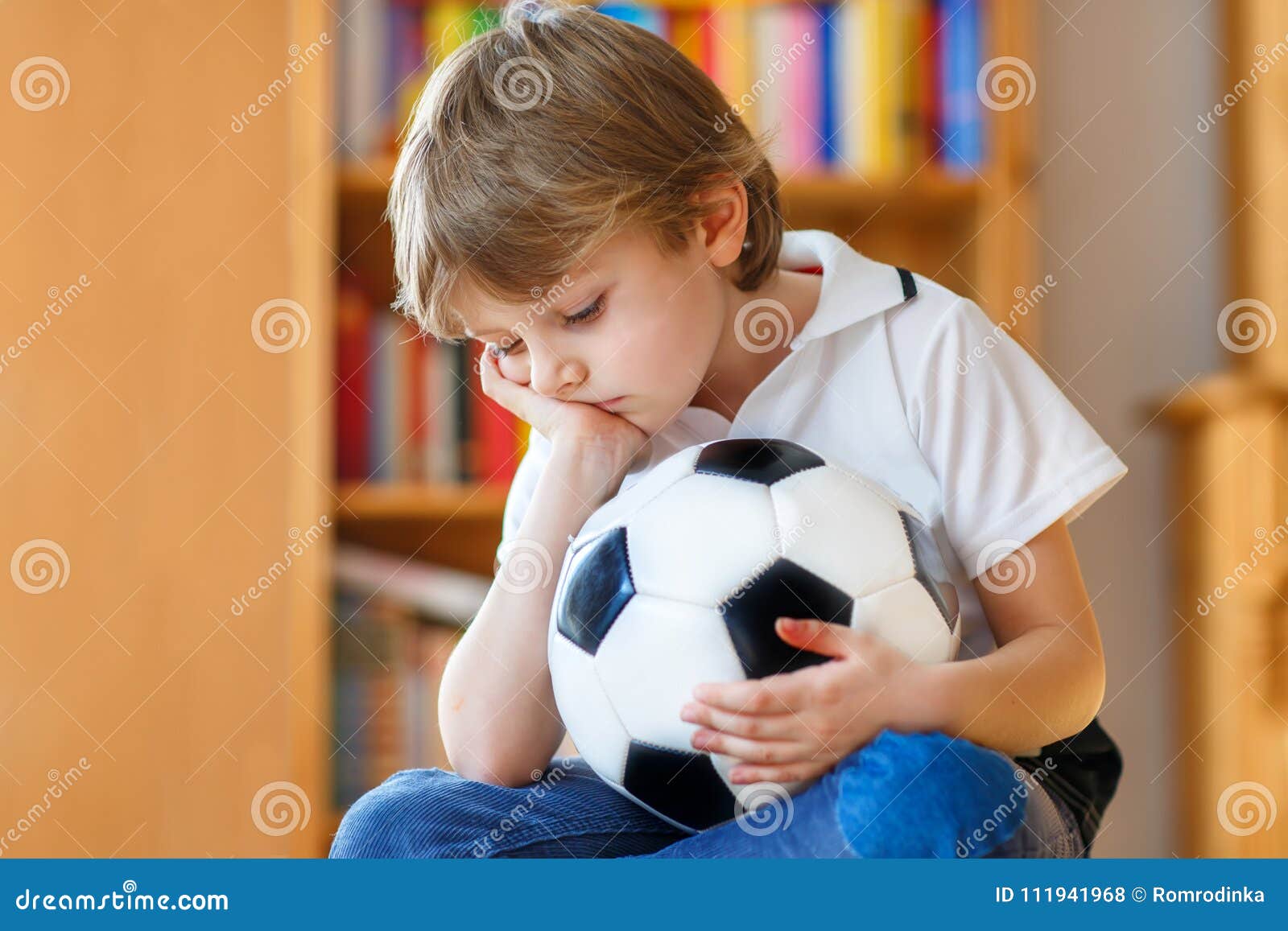 Bambino Triste E Non Felice Con Calcio Circa Il Gioco Perso Di Calcio O Di Calcio  Bambino Dopo Avere Guardato Partita Sulla TV Fotografia Stock - Immagine di  naturalizzato, paese: 111941968