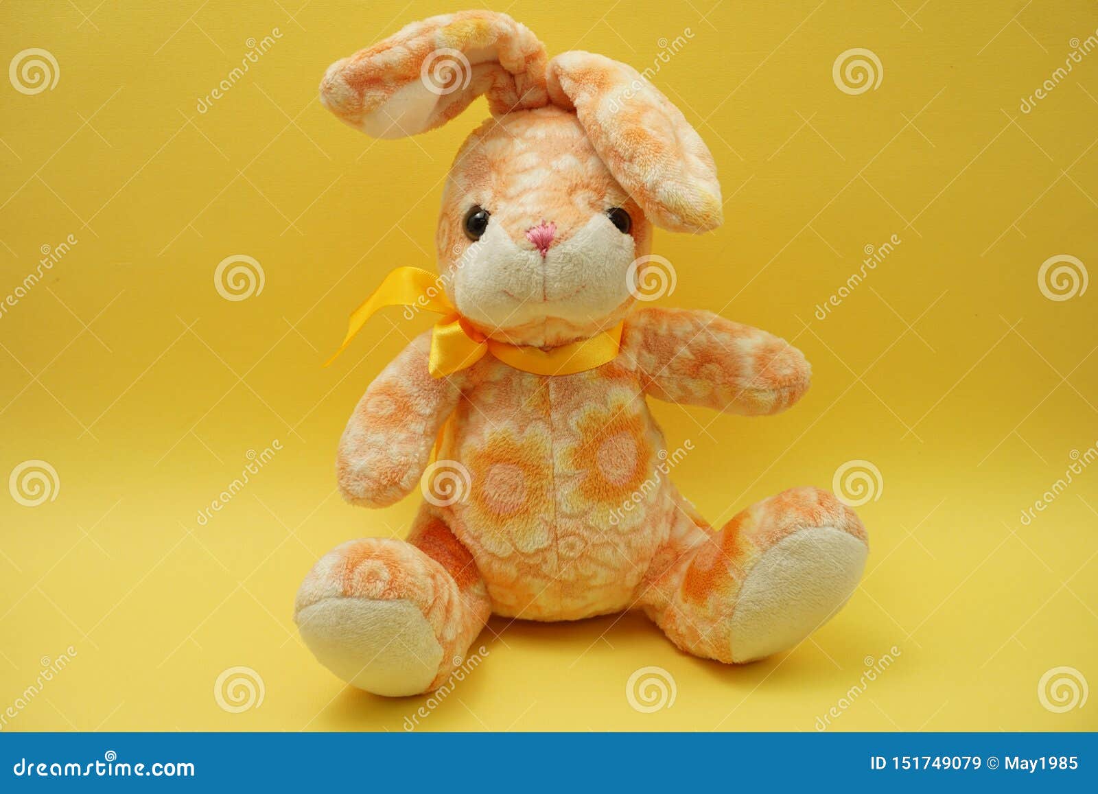 Bambola Sveglia Della Peluche Del Coniglio Di Coniglietto Di Pasqua Che Si  Siede Sul Fondo Giallo Immagine Stock - Immagine di marionetta, carino:  151749079