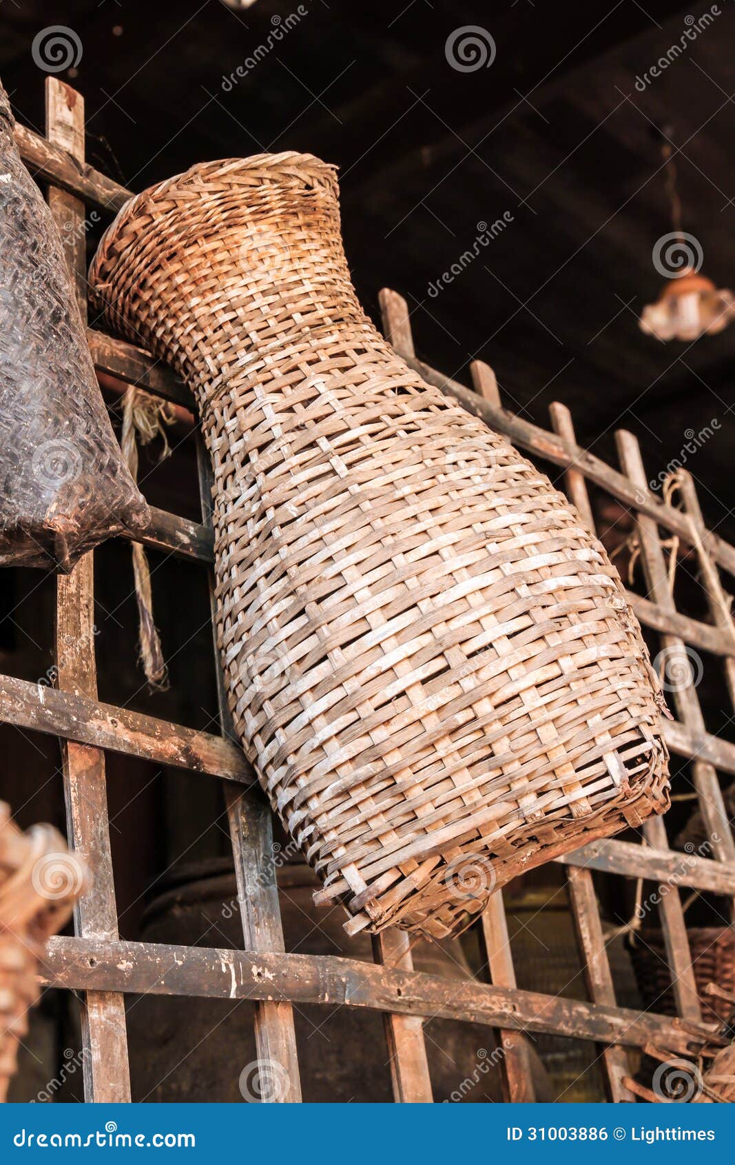 https://thumbs.dreamstime.com/z/bamboo-fish-trap-thai-basket-farmer-use-to-keep-trapped-31003886.jpg