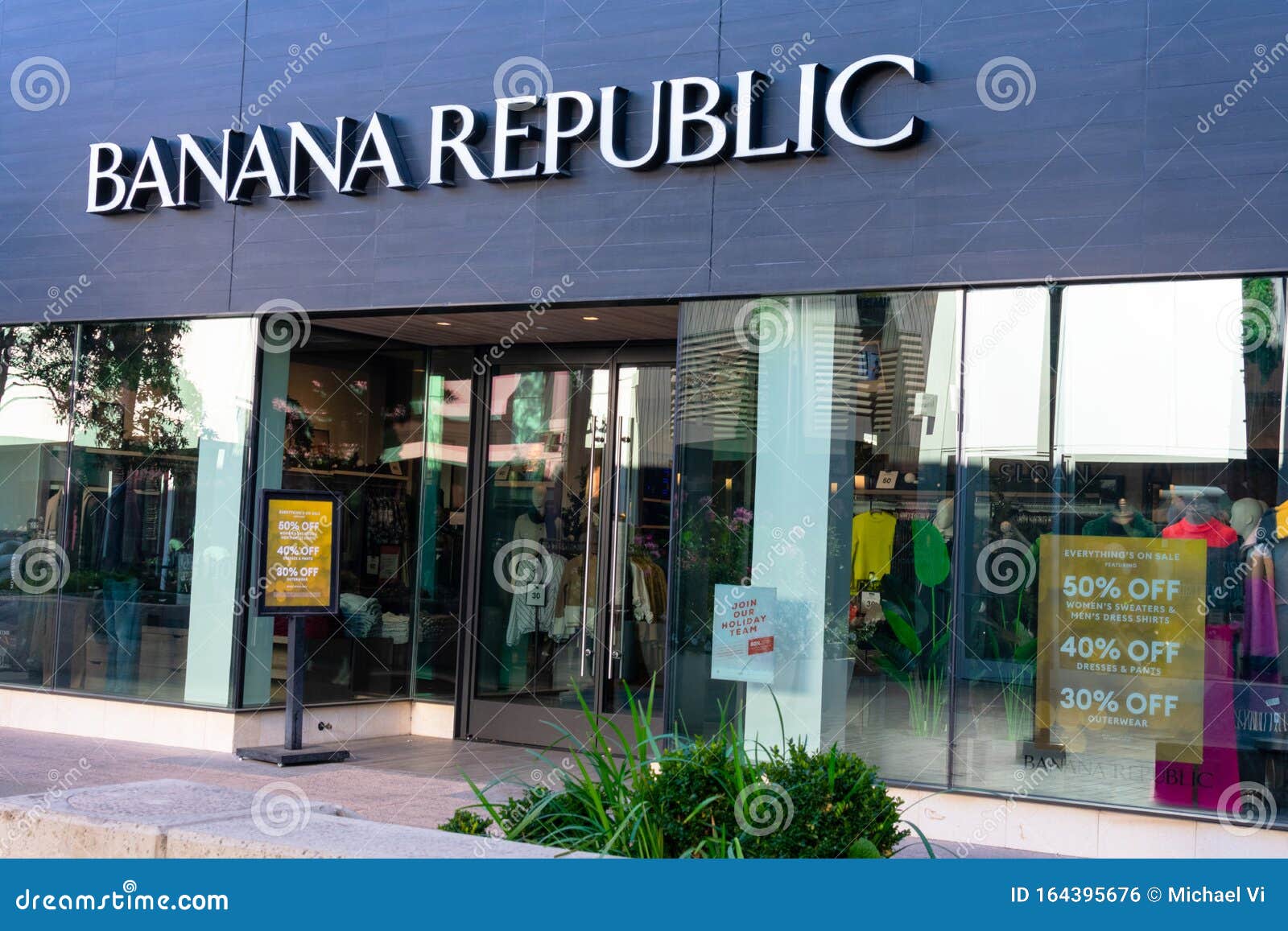 Banana Republic Clothing Chain Store Entrance Editorial Photo - Image ...