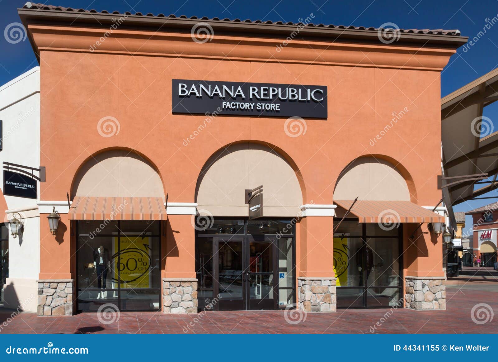 Banana Repulic Store Exterior Editorial Image - Image of products ...