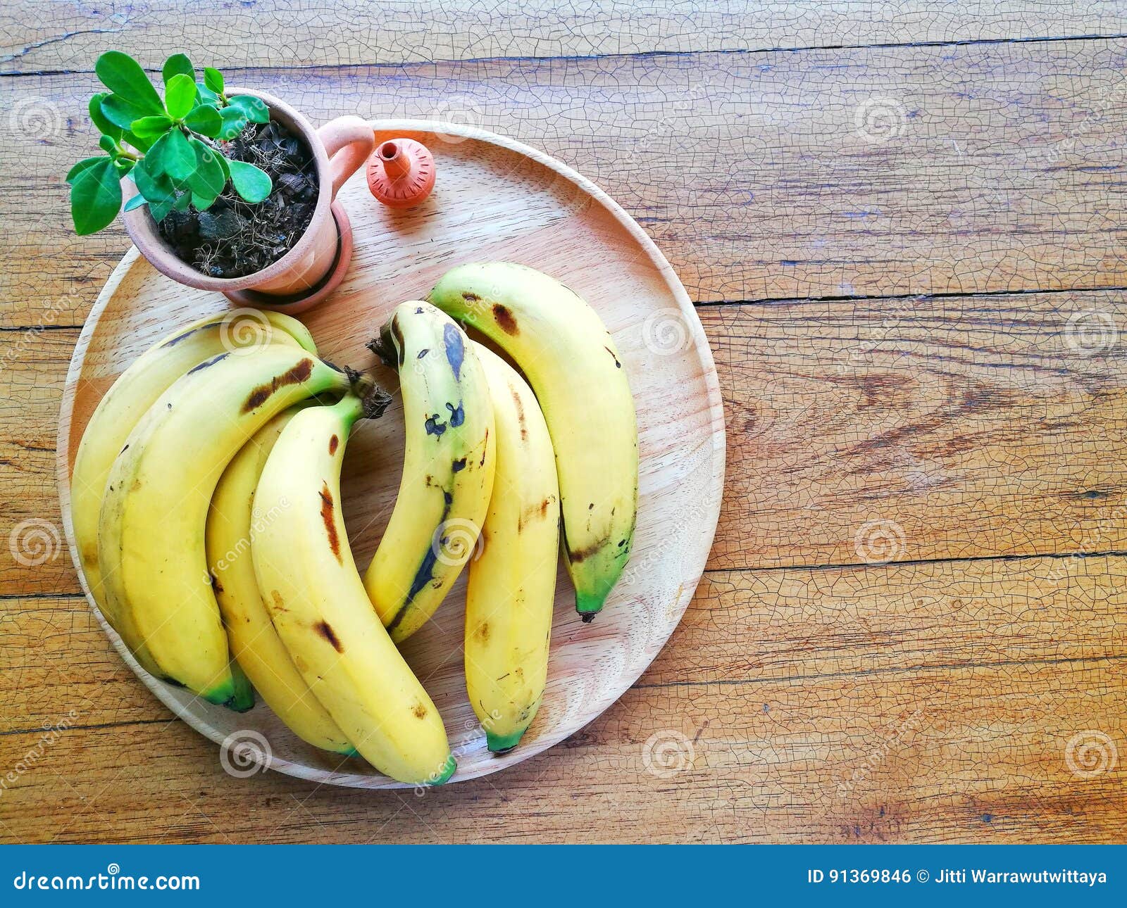 Banane photo stock. Image du plaque, jaune, doux, banane - 91369846