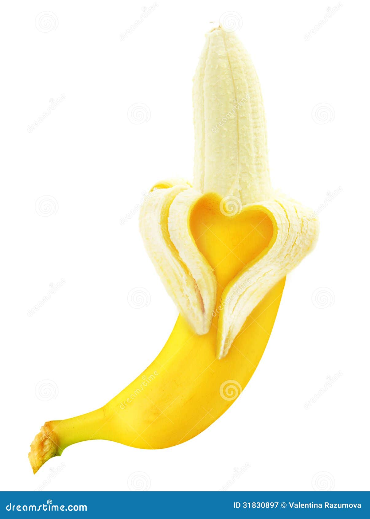 Banane ouverte mûre. Banane ouverte mûre avec la forme de coeur de peau d'isolement sur le fond blanc