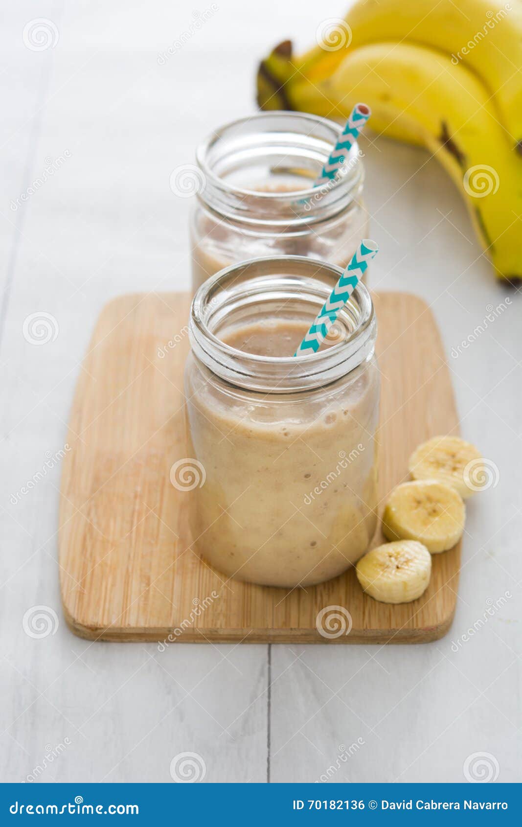 Frische Banane Smoothies im Glas auf weißem Holz